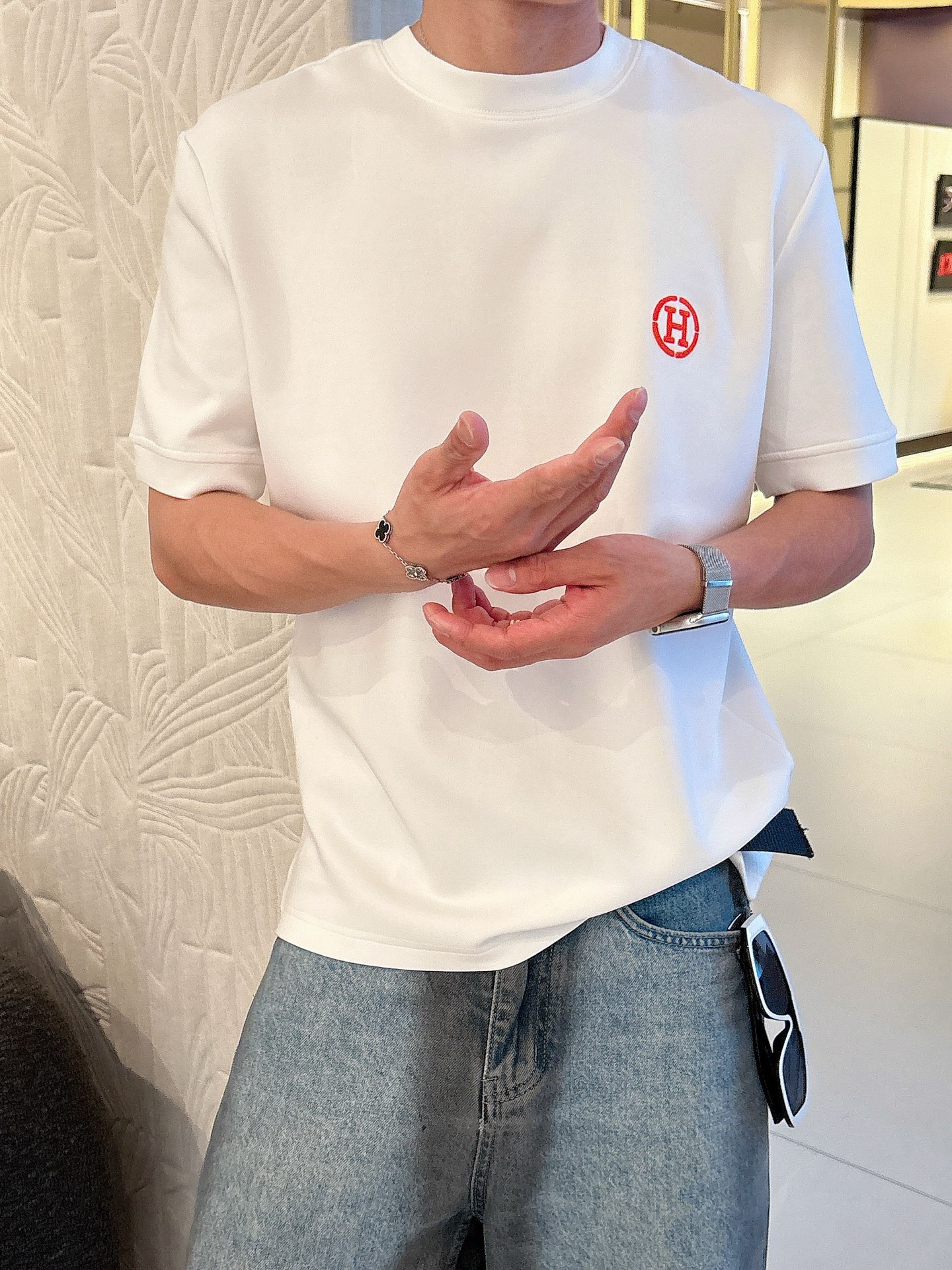 爱马仕2025秋冬 圆领刺绣短袖T恤打底衫 元素性的Logo徽章凸显休闲时尚魅力,依然独领时尚风骚.内搭