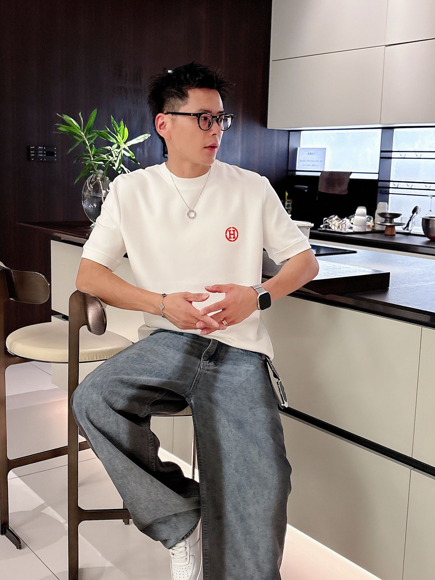 爱马仕2025秋冬 圆领刺绣短袖T恤打底衫 元素性的Logo徽章凸显休闲时尚魅力,依然独领时尚风骚.内搭