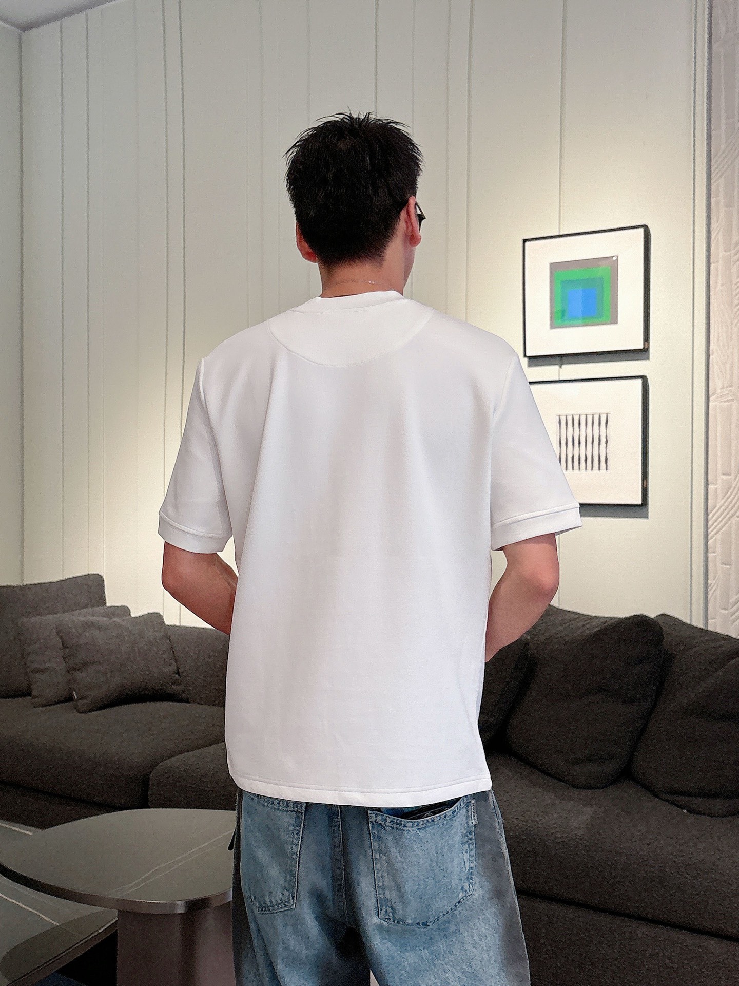 Gucci2025秋冬 圆领刺绣短袖T恤打底衫 元素性的Logo徽章凸显休闲时尚魅力,依然独领时尚风骚.