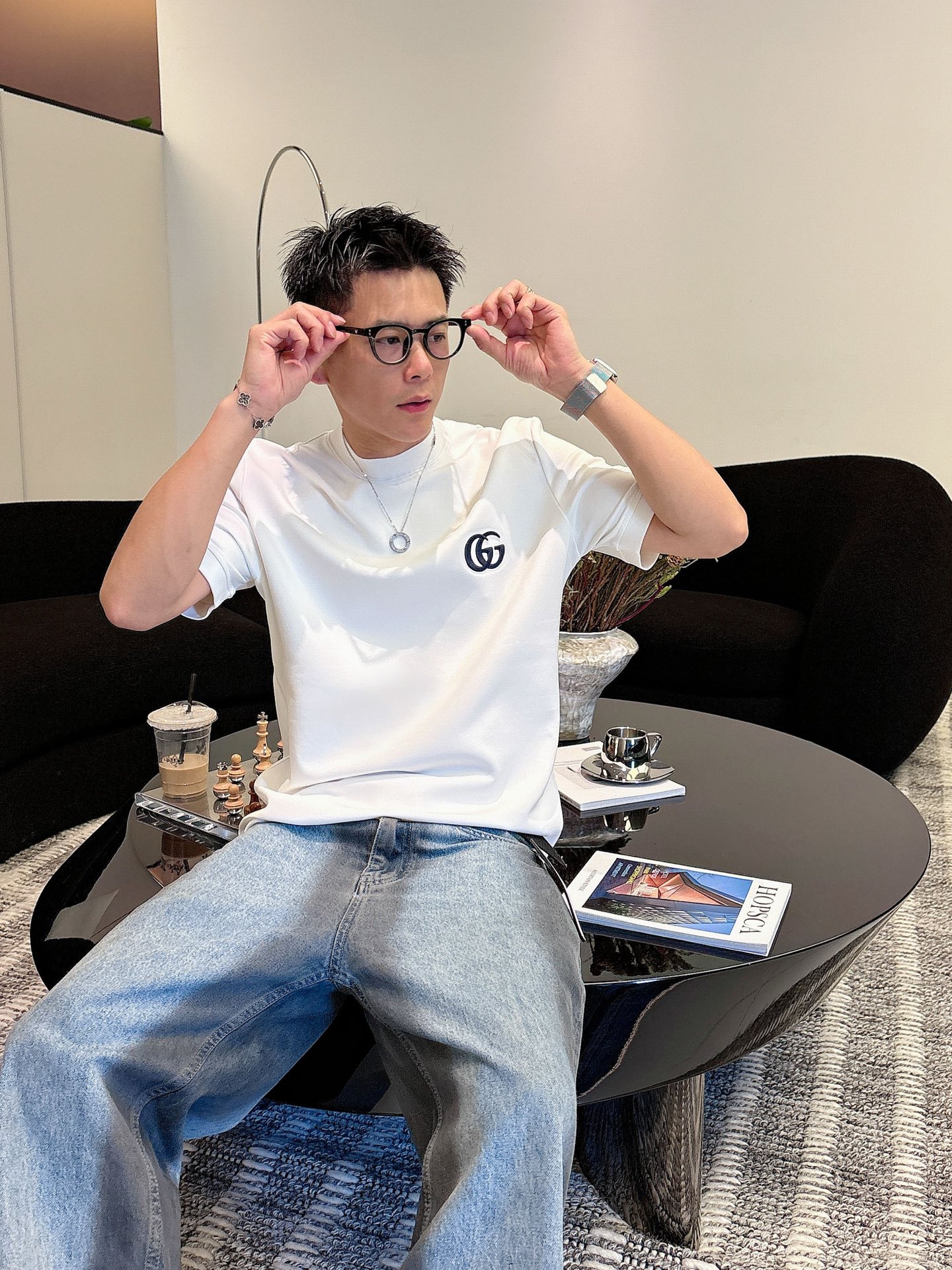 Gucci2025秋冬 圆领刺绣短袖T恤打底衫 元素性的Logo徽章凸显休闲时尚魅力,依然独领时尚风骚.