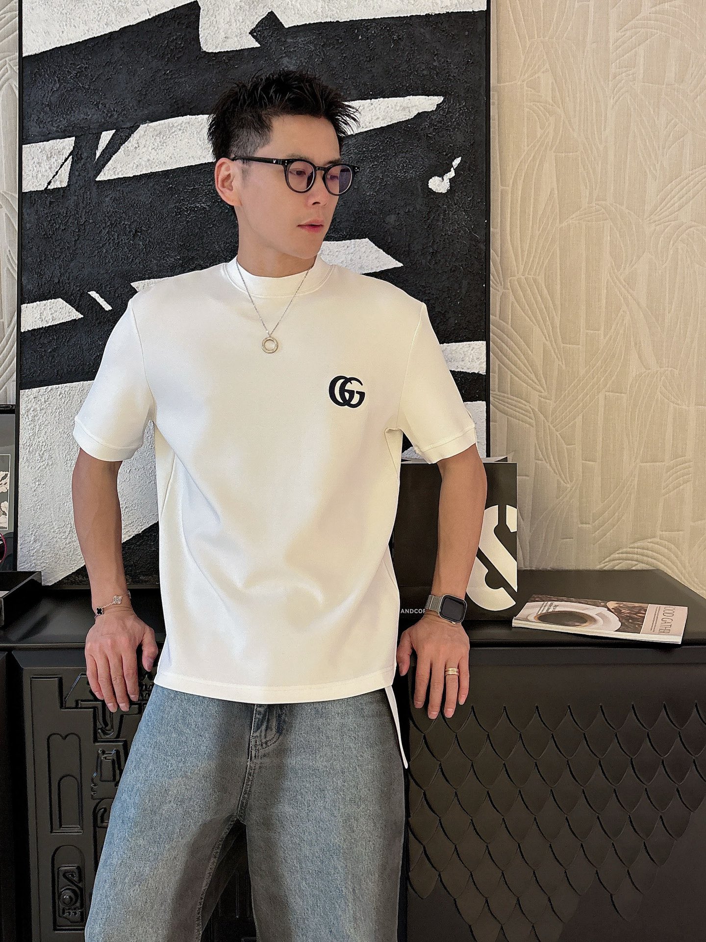 Gucci2025秋冬 圆领刺绣短袖T恤打底衫 元素性的Logo徽章凸显休闲时尚魅力,依然独领时尚风骚.