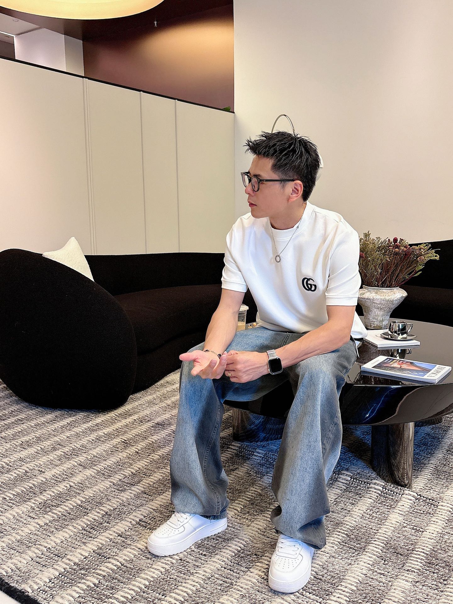 Gucci2025秋冬 圆领刺绣短袖T恤打底衫 元素性的Logo徽章凸显休闲时尚魅力,依然独领时尚风骚.