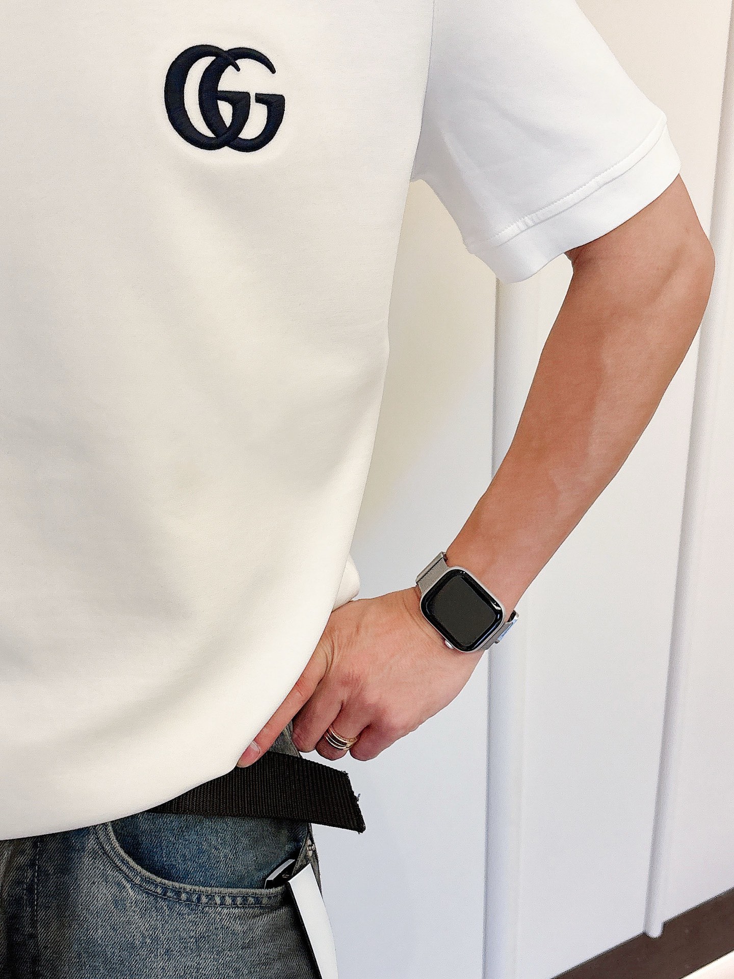 Gucci2025秋冬 圆领刺绣短袖T恤打底衫 元素性的Logo徽章凸显休闲时尚魅力,依然独领时尚风骚.