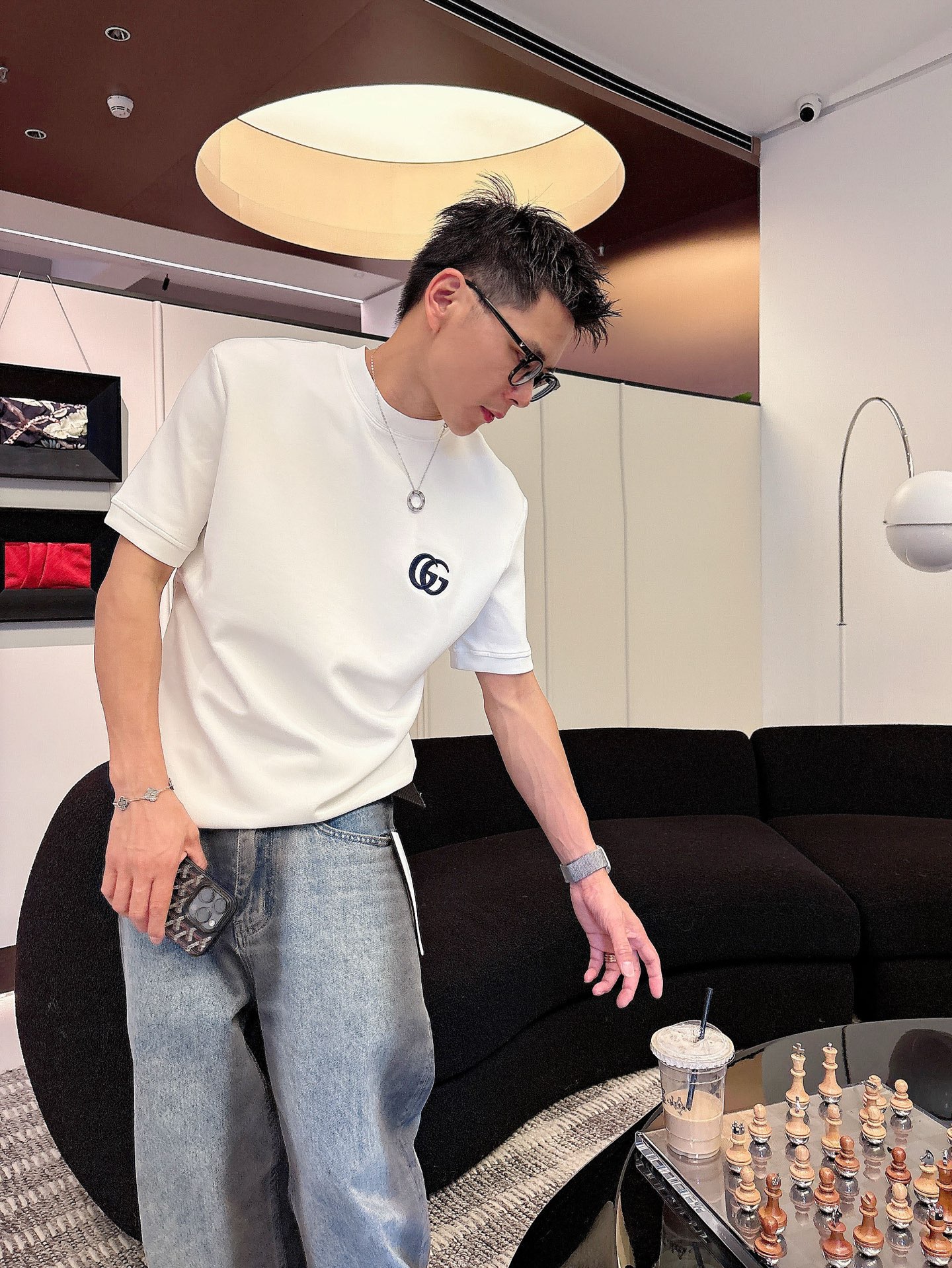 Gucci2025秋冬 圆领刺绣短袖T恤打底衫 元素性的Logo徽章凸显休闲时尚魅力,依然独领时尚风骚.