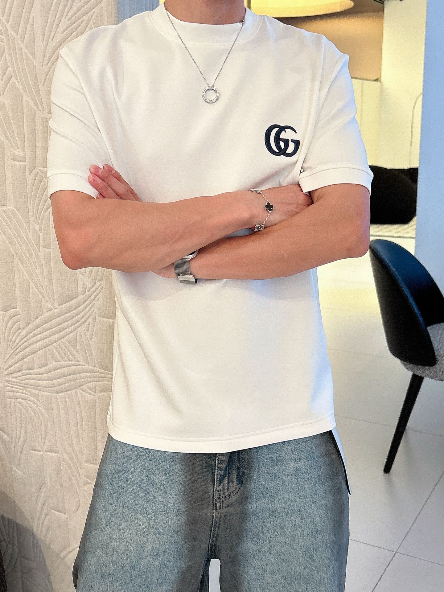 Gucci2025秋冬 圆领刺绣短袖T恤打底衫 元素性的Logo徽章凸显休闲时尚魅力,依然独领时尚风骚.