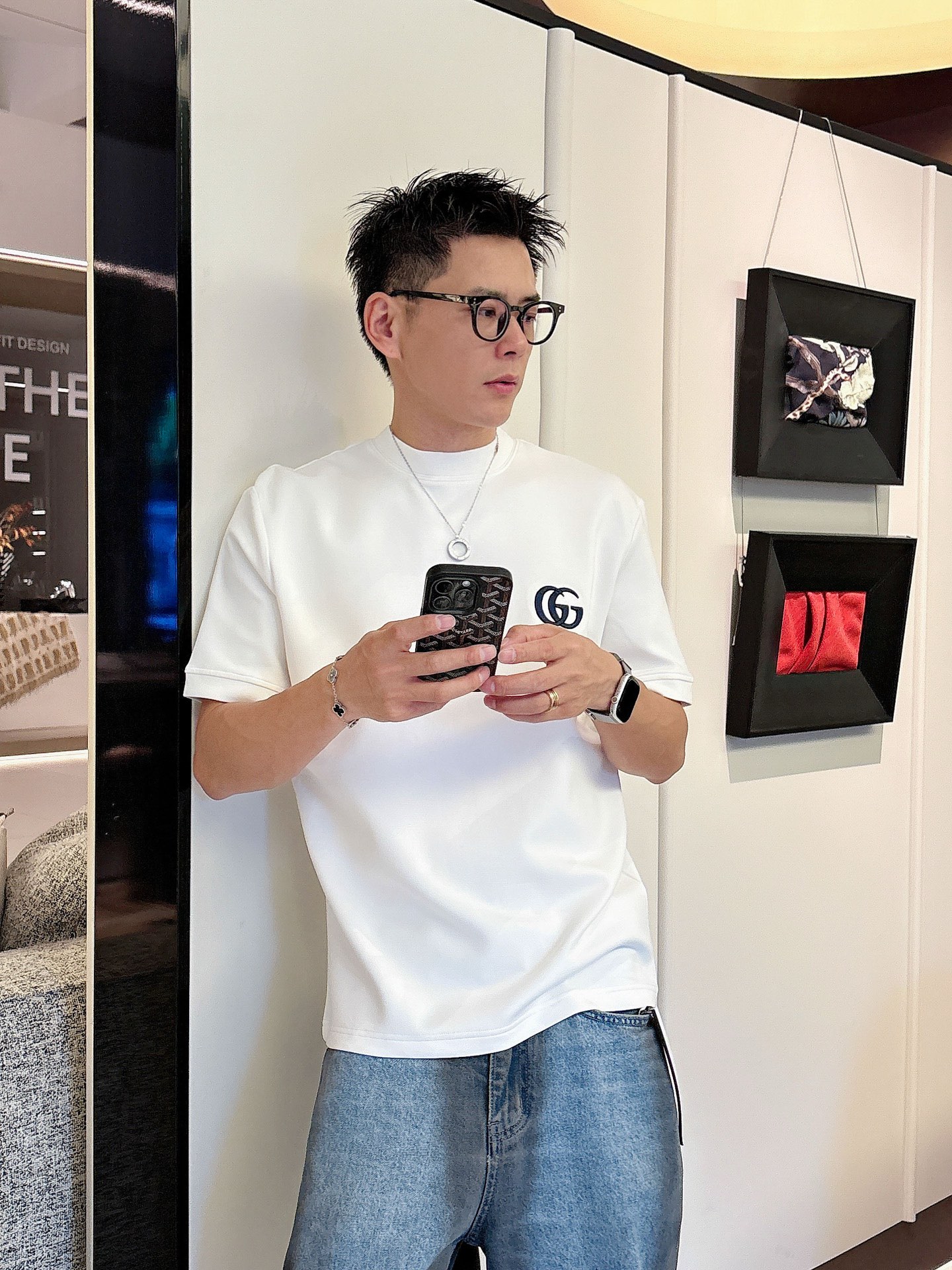 Gucci2025秋冬 圆领刺绣短袖T恤打底衫 元素性的Logo徽章凸显休闲时尚魅力,依然独领时尚风骚.