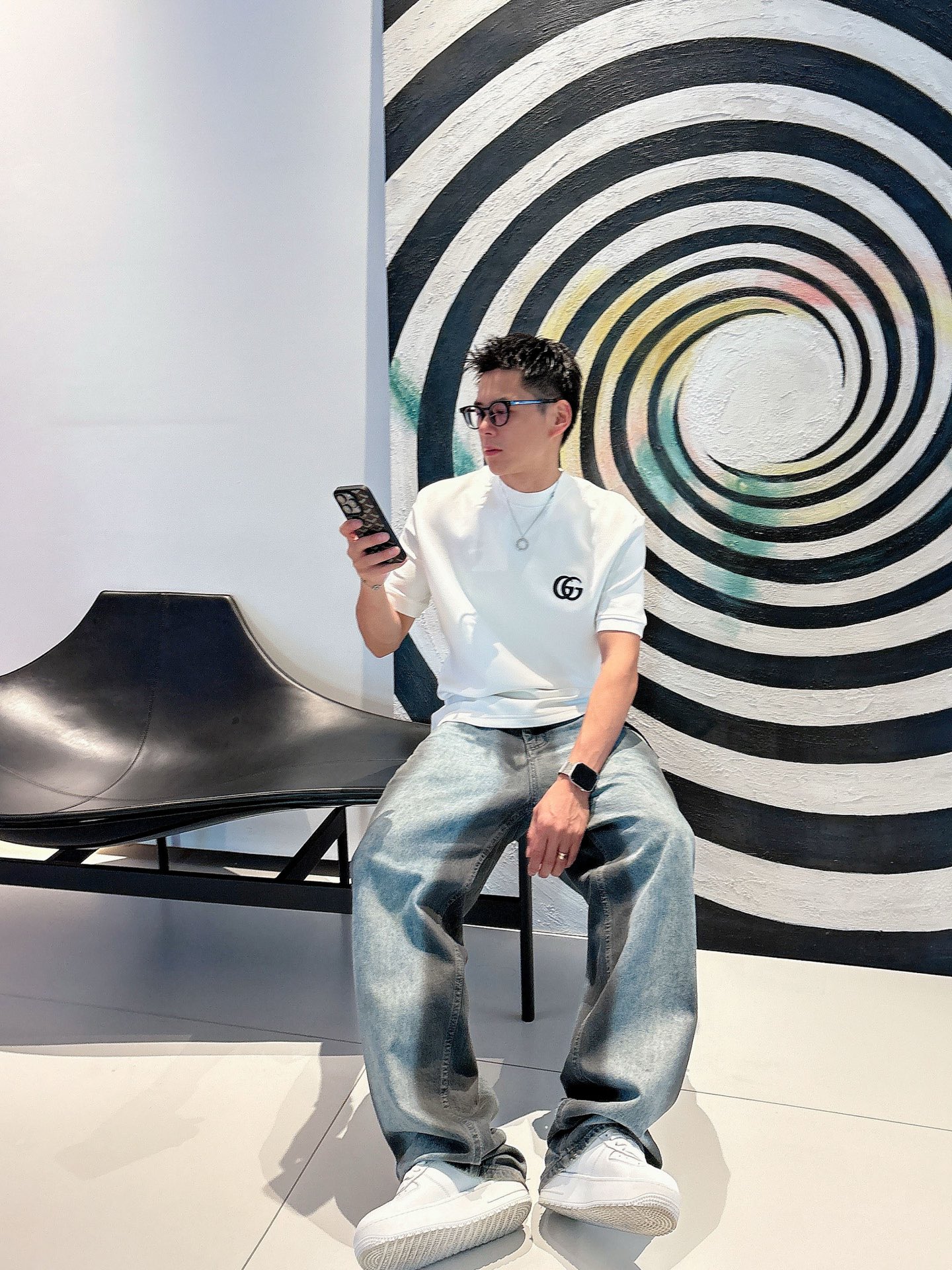 Gucci2025秋冬 圆领刺绣短袖T恤打底衫 元素性的Logo徽章凸显休闲时尚魅力,依然独领时尚风骚.