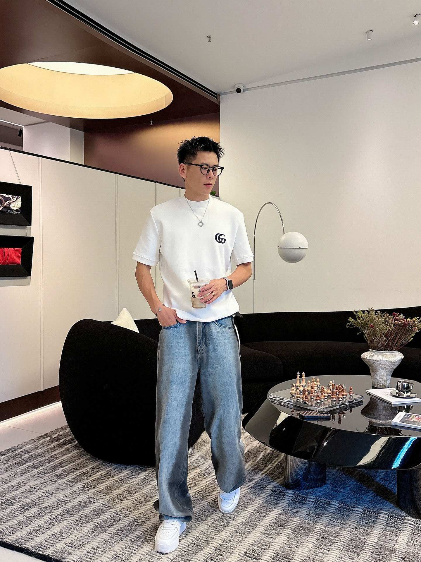 Gucci2025秋冬 圆领刺绣短袖T恤打底衫 元素性的Logo徽章凸显休闲时尚魅力,依然独领时尚风骚.