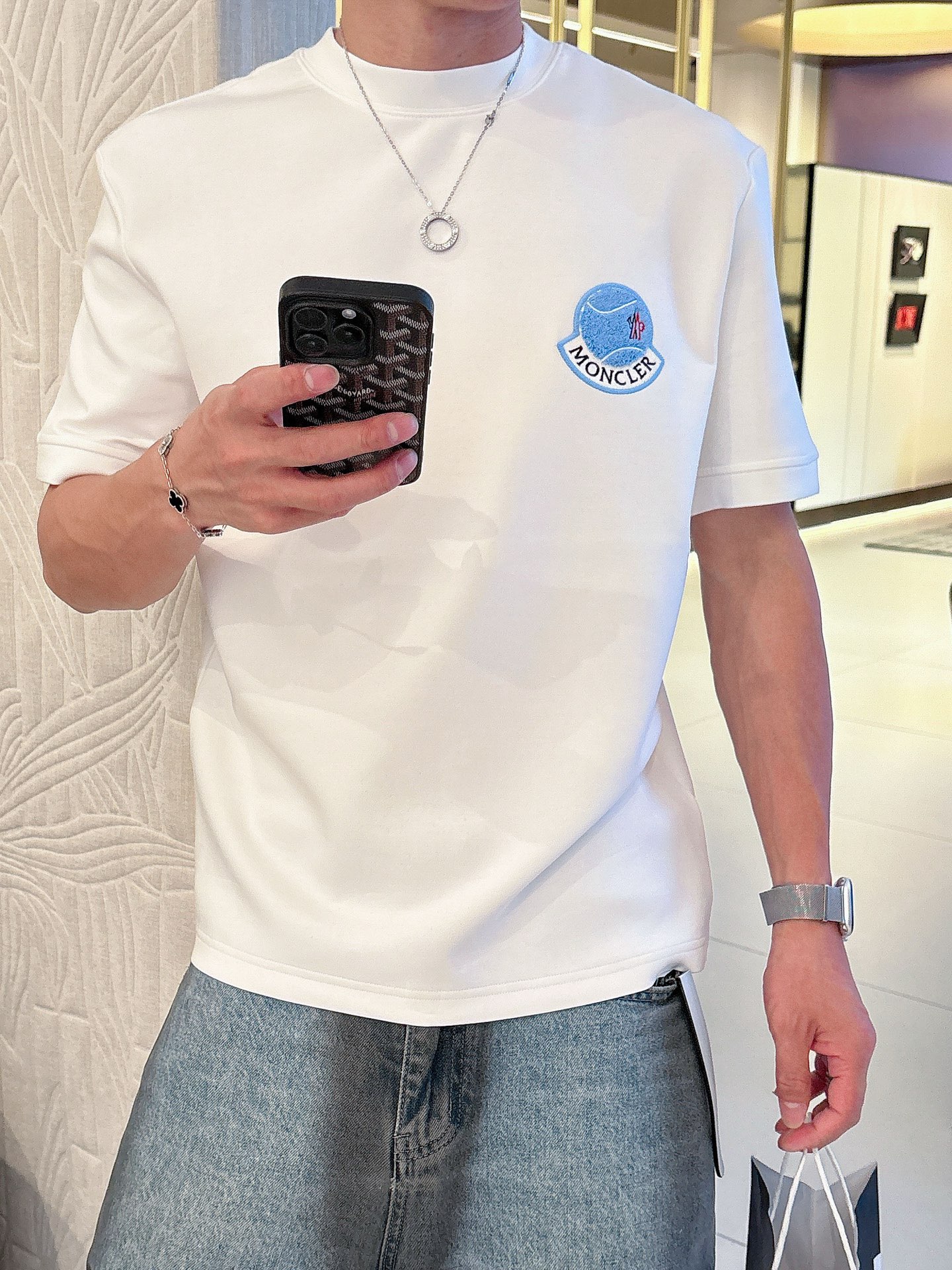 蒙口2025秋冬 圆领刺绣短袖T恤打底衫 元素性的Logo徽章凸显休闲时尚魅力,依然独领时尚风骚.内搭好