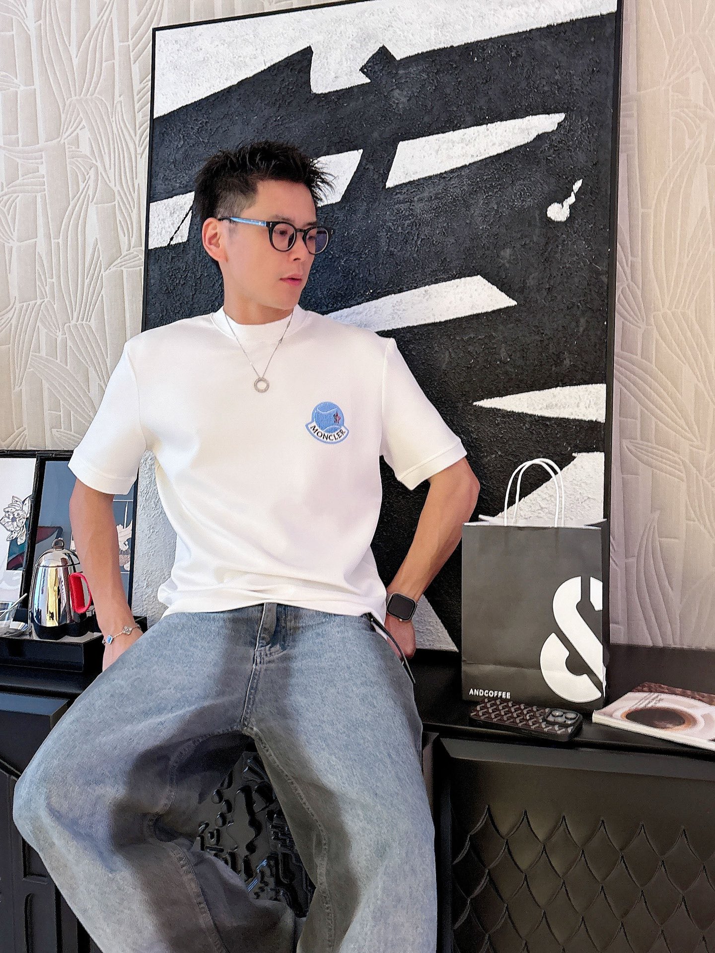 蒙口2025秋冬 圆领刺绣短袖T恤打底衫 元素性的Logo徽章凸显休闲时尚魅力,依然独领时尚风骚.内搭好