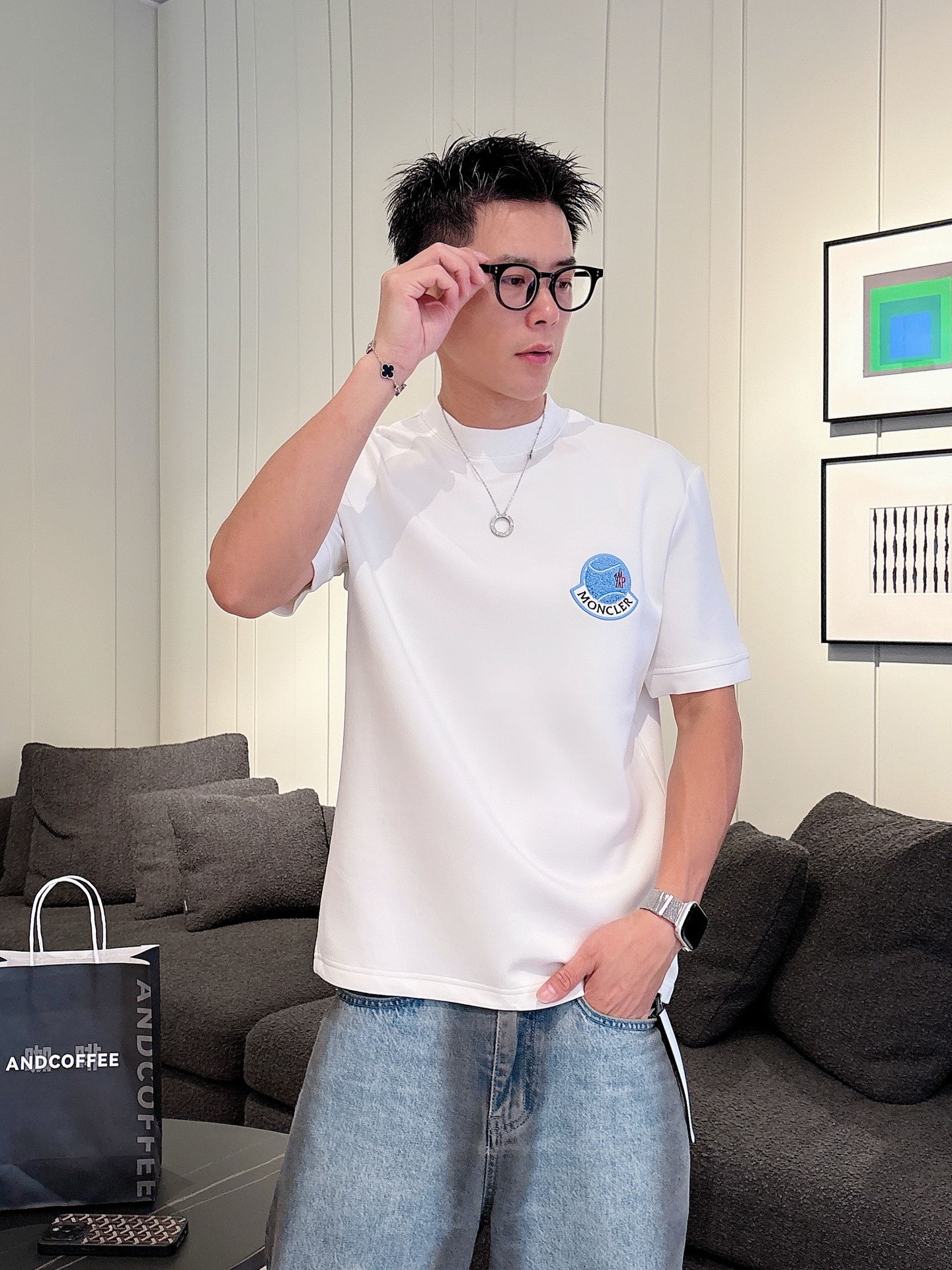 蒙口2025秋冬 圆领刺绣短袖T恤打底衫 元素性的Logo徽章凸显休闲时尚魅力,依然独领时尚风骚.内搭好