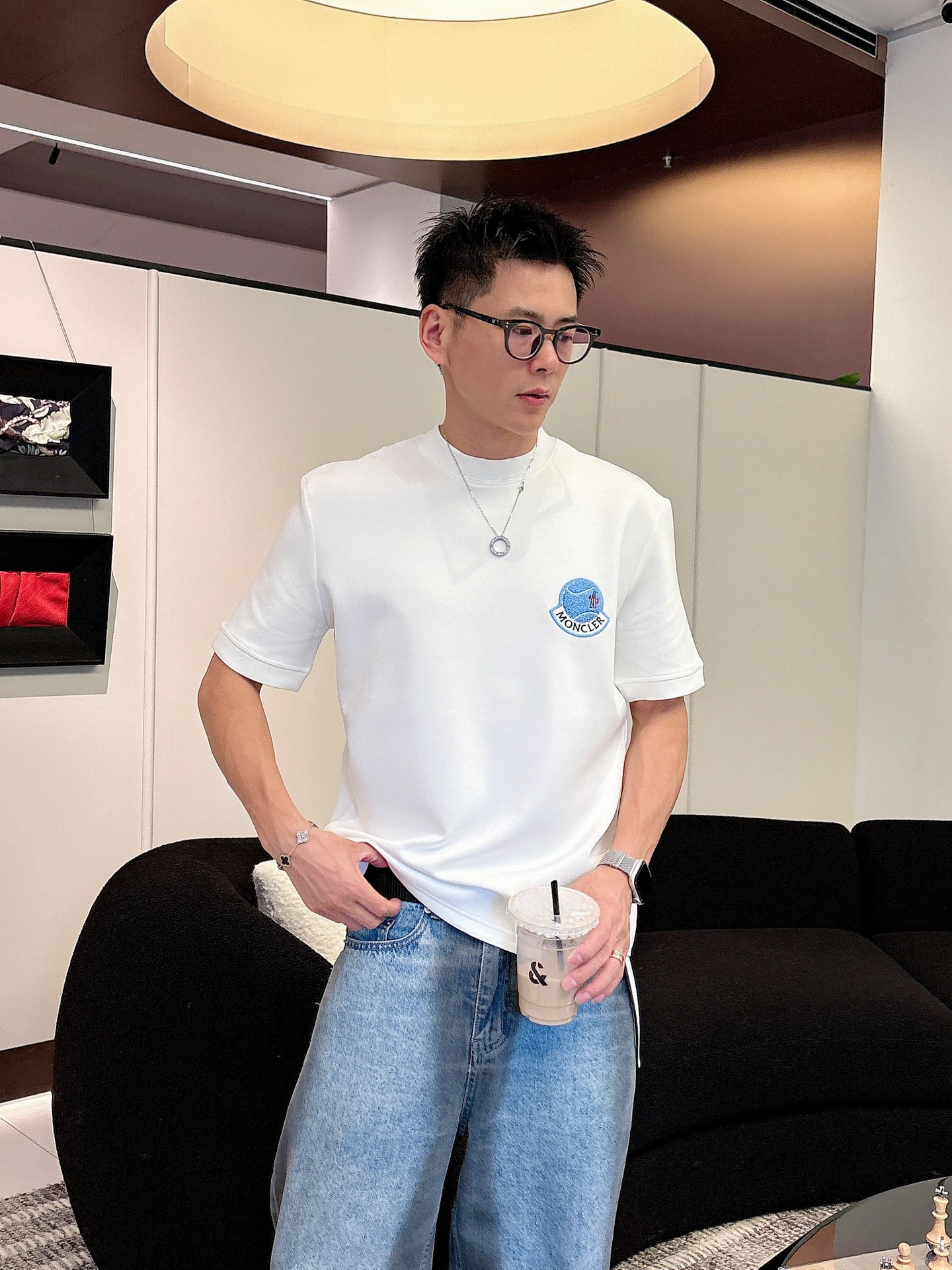 NO:522888,The 2025 Autumn and Winter 2025 round neck embroidered short-sleeved T-shirt base shirt. The elemental logo badge highlights the casual and fashionable charm, and is still unique in style. The inner layer is fitted with a companion... Customer-supplied high-strength elastic knitted liquid ammonia air-layer fabric, the flat and symmetrical knitted light and refreshing, soft and comfortable, and has excellent breathability. Simple and unique charm. The straight-tailed version is more suitable for matching with various trendy and fashionable styles. The use of equipment embroidery, the delicate and full texture highlights, bringing a new experience for fashion sports and leisure. Color black white Size M-3XL,,Moncler,T-shirt,tees,t-shirt,alexander wang19860909蒙口 2025秋冬 圆领刺绣短袖T恤打底衫 元素性的Logo徽章凸显休闲时尚魅力,依然独领时尚风骚.内搭好伴侣… 客供高支弹力针织液氨空气层面料,平整匀称的针织轻薄清爽,柔软舒适,透气性极佳.简洁而富有独特魅力.直裁版型更为适合搭配各种潮流时尚造型. 采用器械刺绣,细腻饱满的质感突显,为时尚运动休闲带来全新体验. 颜色黑色 白色 尺码 M-3XL,,Moncler,T-shirt,tees，t-shirt,alexander wang,Men's clothing