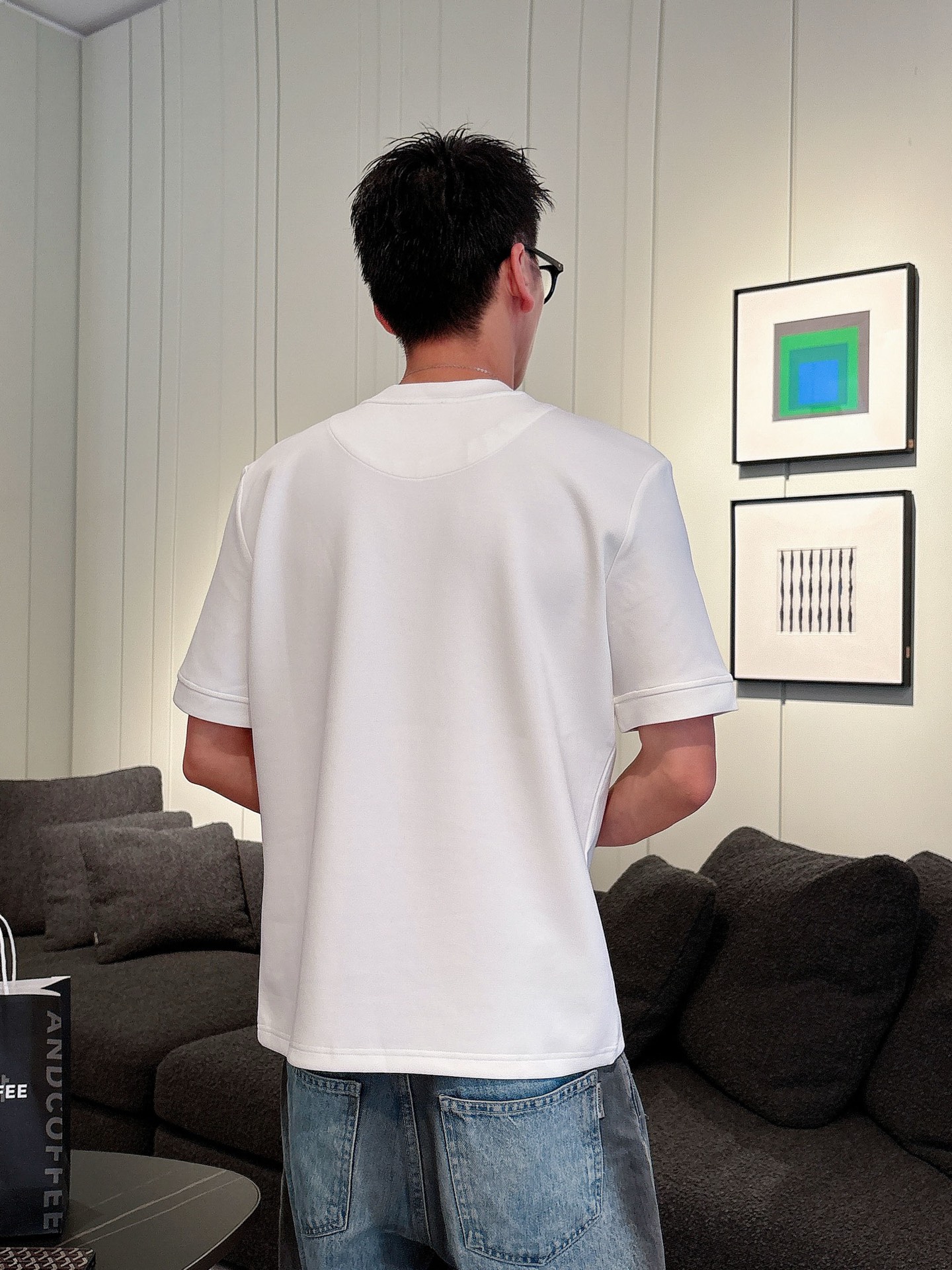 蒙口2025秋冬 圆领刺绣短袖T恤打底衫 元素性的Logo徽章凸显休闲时尚魅力,依然独领时尚风骚.内搭好