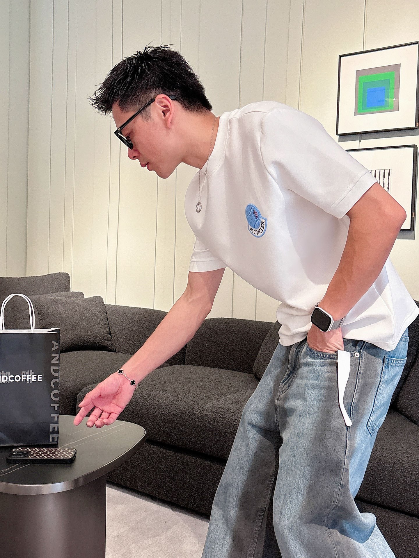 蒙口2025秋冬 圆领刺绣短袖T恤打底衫 元素性的Logo徽章凸显休闲时尚魅力,依然独领时尚风骚.内搭好