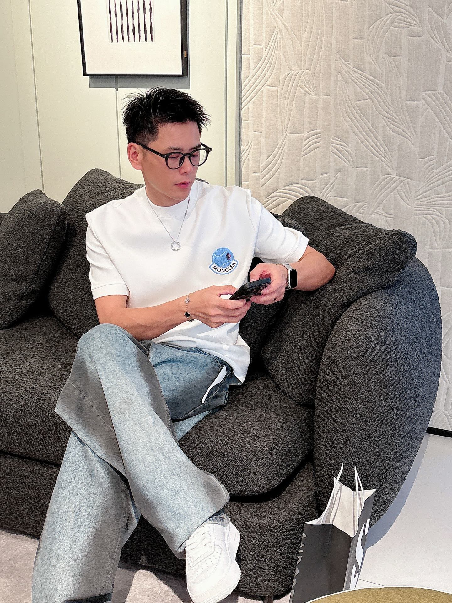 蒙口2025秋冬 圆领刺绣短袖T恤打底衫 元素性的Logo徽章凸显休闲时尚魅力,依然独领时尚风骚.内搭好