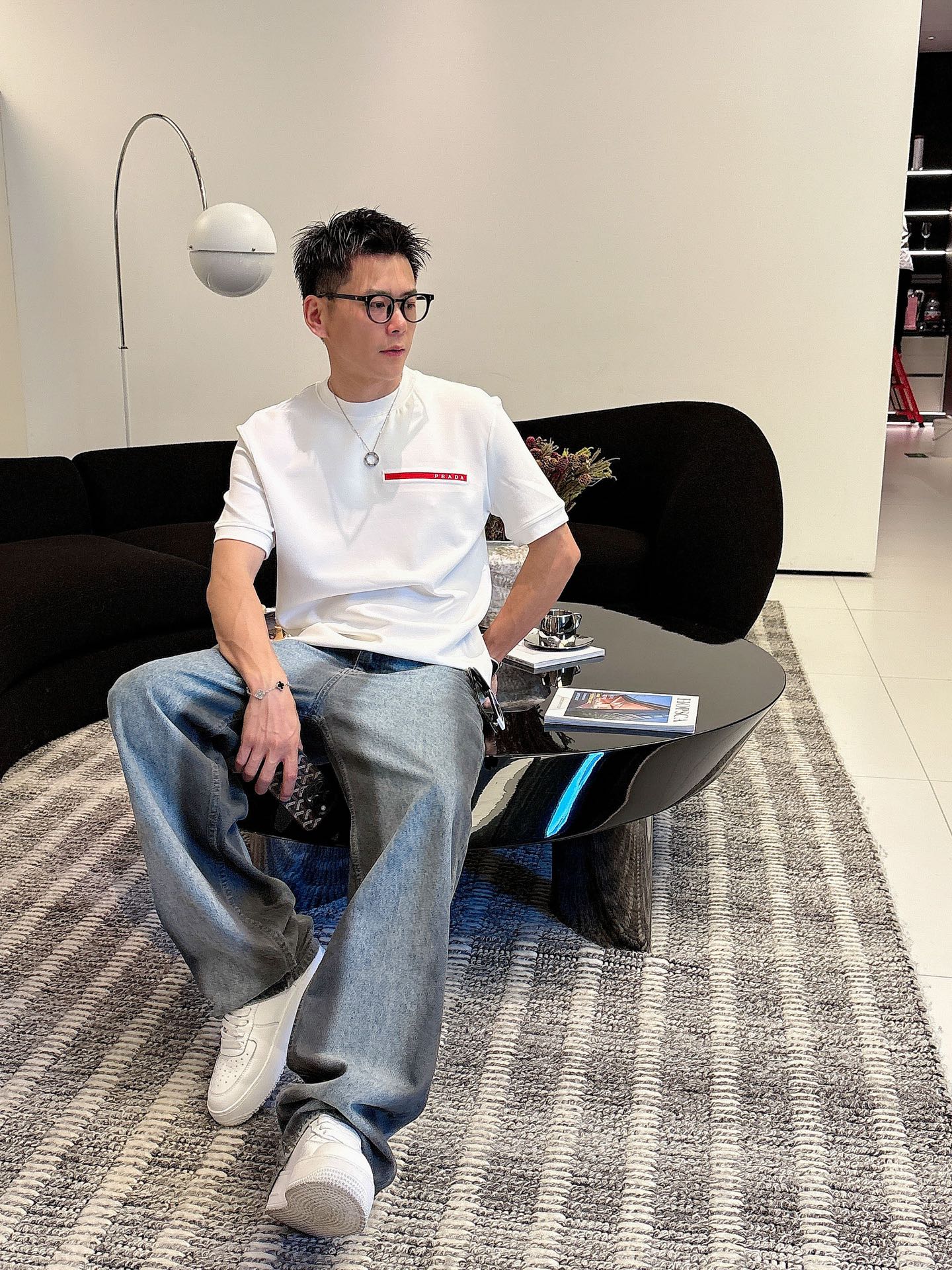 普拉达2025秋冬 圆领短袖T恤打底衫 元素性的Logo胶条凸显休闲时尚魅力,依然独领时尚风骚.内搭好伴