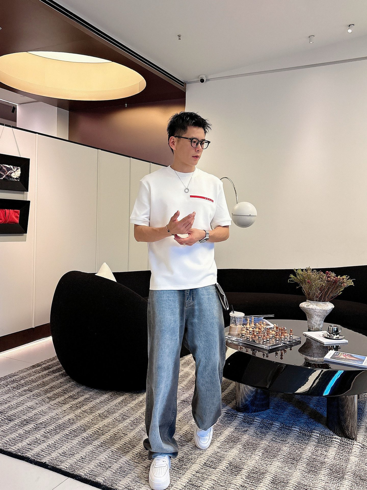 普拉达2025秋冬 圆领短袖T恤打底衫 元素性的Logo胶条凸显休闲时尚魅力,依然独领时尚风骚.内搭好伴