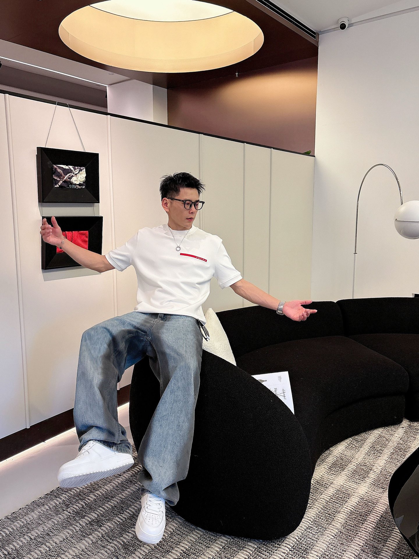 普拉达2025秋冬 圆领短袖T恤打底衫 元素性的Logo胶条凸显休闲时尚魅力,依然独领时尚风骚.内搭好伴