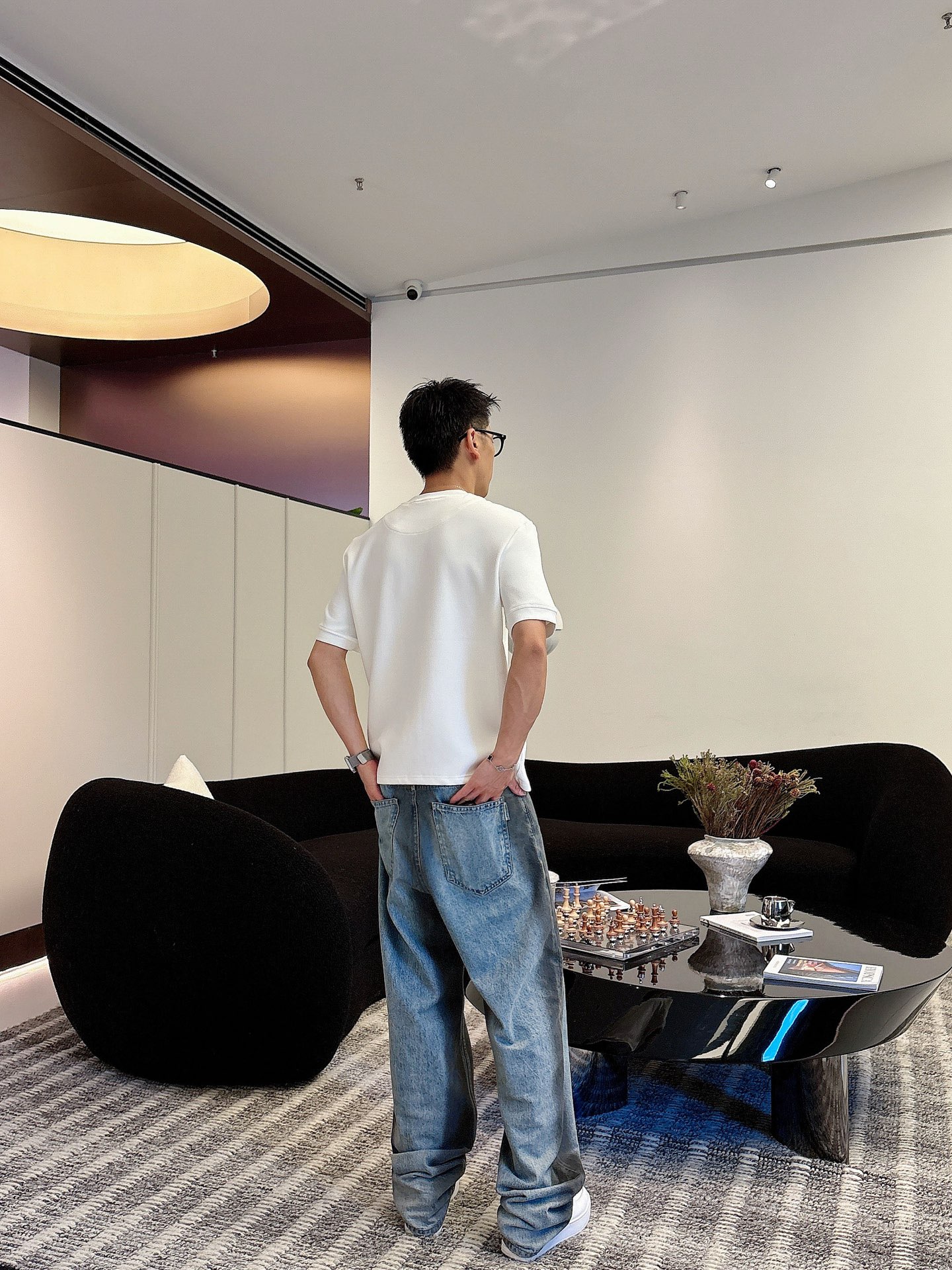 普拉达2025秋冬 圆领短袖T恤打底衫 元素性的Logo胶条凸显休闲时尚魅力,依然独领时尚风骚.内搭好伴