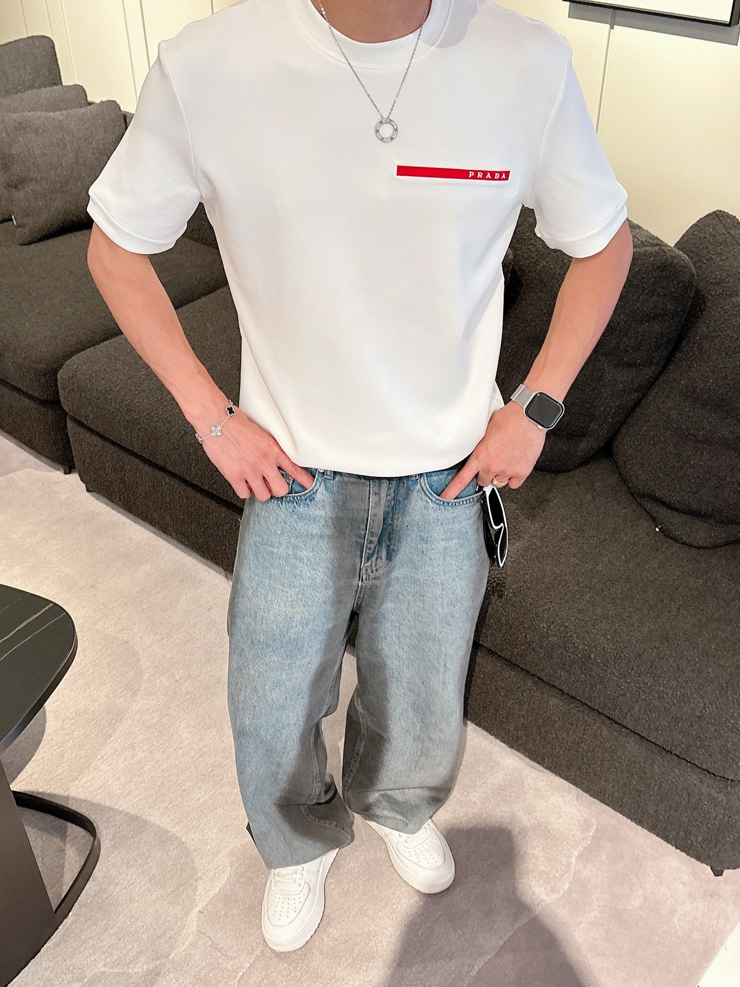 普拉达2025秋冬 圆领短袖T恤打底衫 元素性的Logo胶条凸显休闲时尚魅力,依然独领时尚风骚.内搭好伴