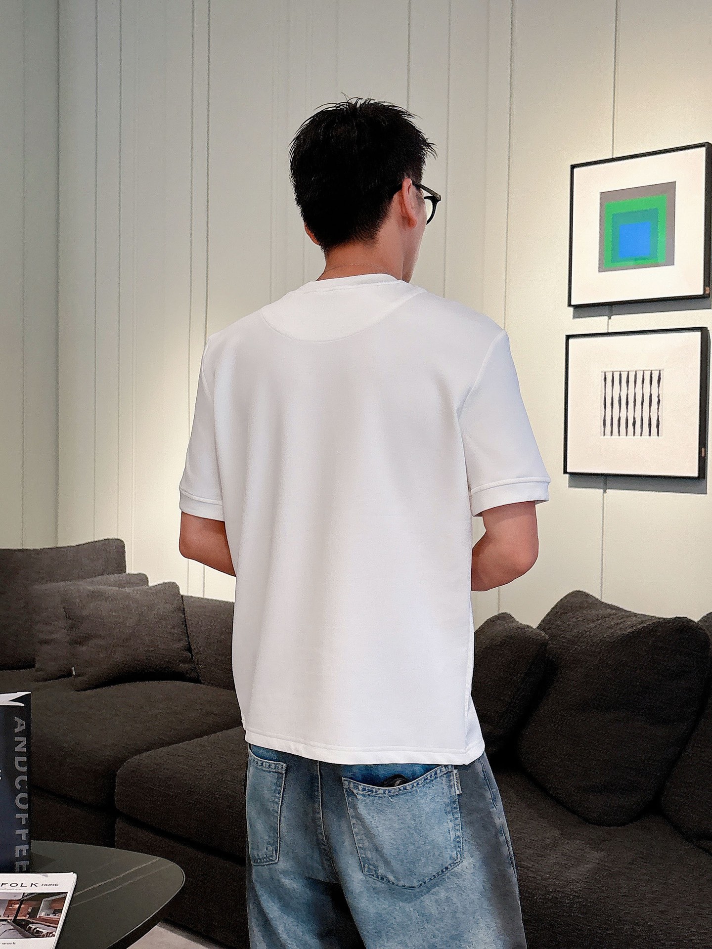 普拉达2025秋冬 圆领短袖T恤打底衫 元素性的Logo胶条凸显休闲时尚魅力,依然独领时尚风骚.内搭好伴