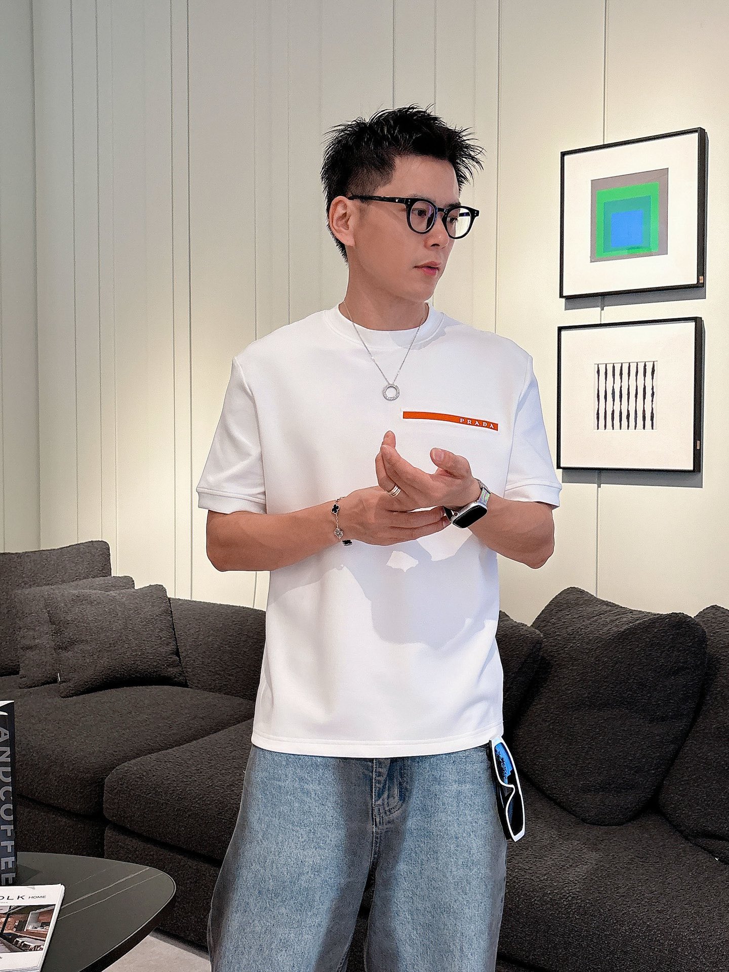 普拉达2025秋冬 圆领短袖T恤打底衫 元素性的Logo胶条凸显休闲时尚魅力,依然独领时尚风骚.内搭好伴