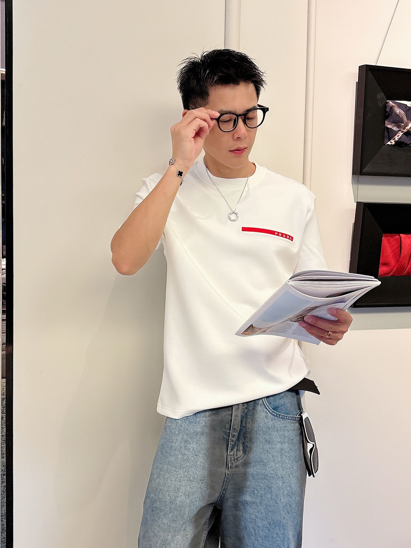 普拉达2025秋冬 圆领短袖T恤打底衫 元素性的Logo胶条凸显休闲时尚魅力,依然独领时尚风骚.内搭好伴