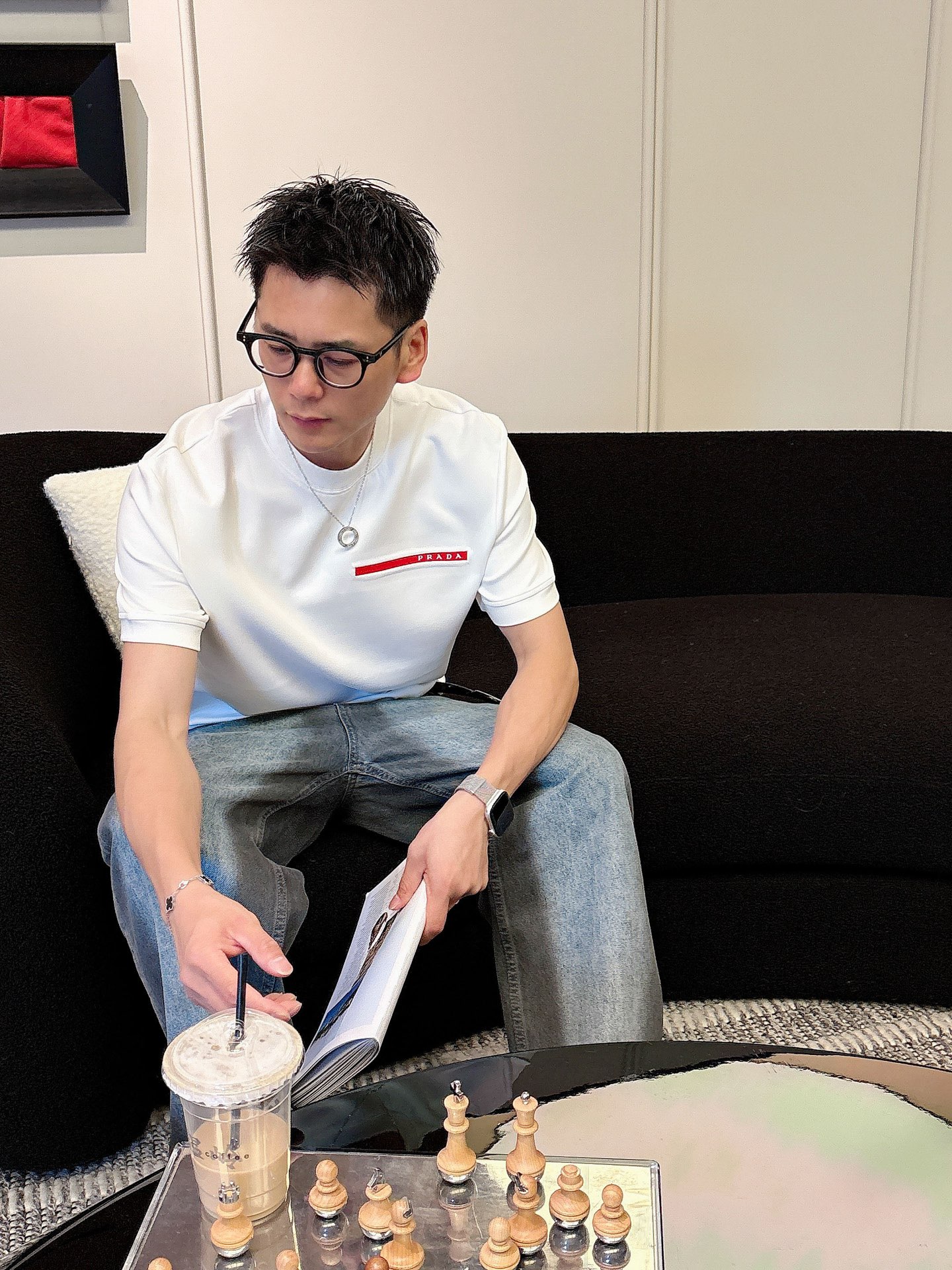 普拉达2025秋冬 圆领短袖T恤打底衫 元素性的Logo胶条凸显休闲时尚魅力,依然独领时尚风骚.内搭好伴