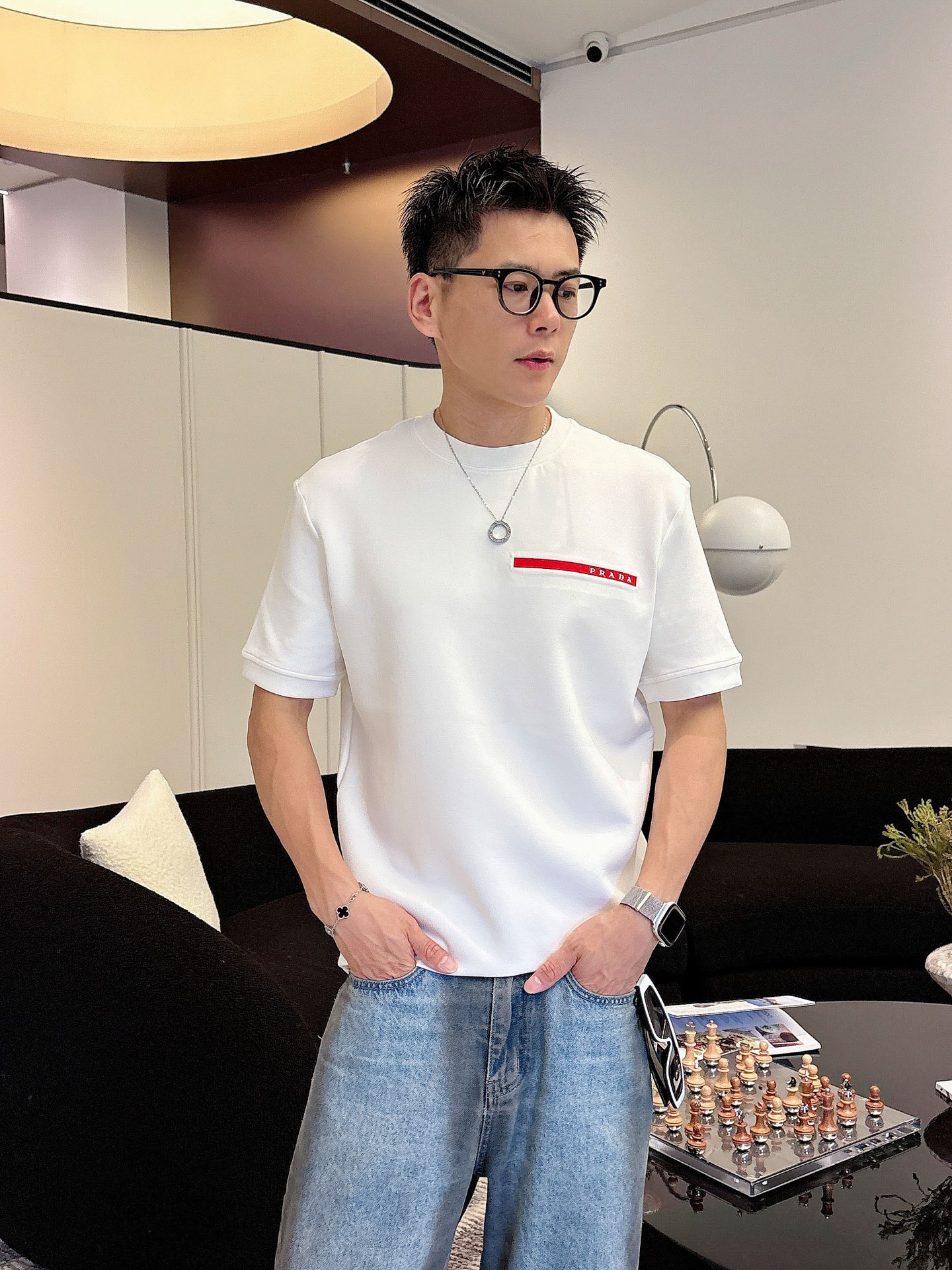 NO:522890,Prada 2025 Autumn and Winter Round neck short-sleeved T-shirt base shirt Elemental Logo strips highlight the casual and fashionable charm, and still uniquely stylish. The inner layer is well matched... Customer-supplied high-strength elastic knitted liquid ammonia air-layer fabric, flat and symmetrical knitted light and refreshing, soft and comfortable, and excellent breathability. Simple and unique charm. The straight-cut style is more suitable for matching with various trendy and fashionable styles. It uses instrument embroidery, delicate and full texture, bringing a new experience for fashion sports and leisure. Color black white Size M-3XL,,prada,T-shirt,tees,t-shirt,alexander wang19860909普拉达 2025秋冬 圆领短袖T恤打底衫 元素性的Logo胶条凸显休闲时尚魅力,依然独领时尚风骚.内搭好伴侣… 客供高支弹力针织液氨空气层面料,平整匀称的针织轻薄清爽,柔软舒适,透气性极佳.简洁而富有独特魅力.直裁版型更为适合搭配各种潮流时尚造型. 采用器械刺绣,细腻饱满的质感突显,为时尚运动休闲带来全新体验. 颜色黑色 白色 尺码 M-3XL,,prada,T-shirt,tees，t-shirt,alexander wang,Men's clothing