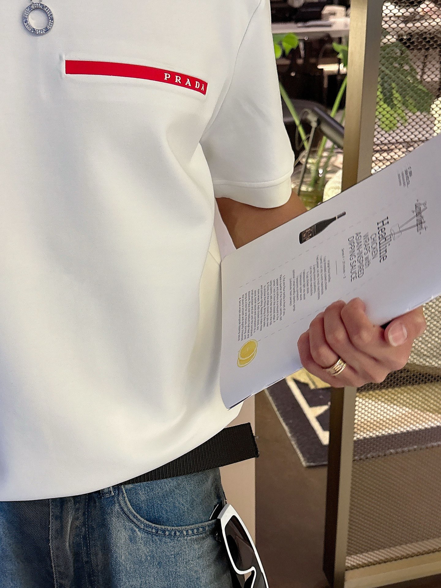 普拉达2025秋冬 圆领短袖T恤打底衫 元素性的Logo胶条凸显休闲时尚魅力,依然独领时尚风骚.内搭好伴