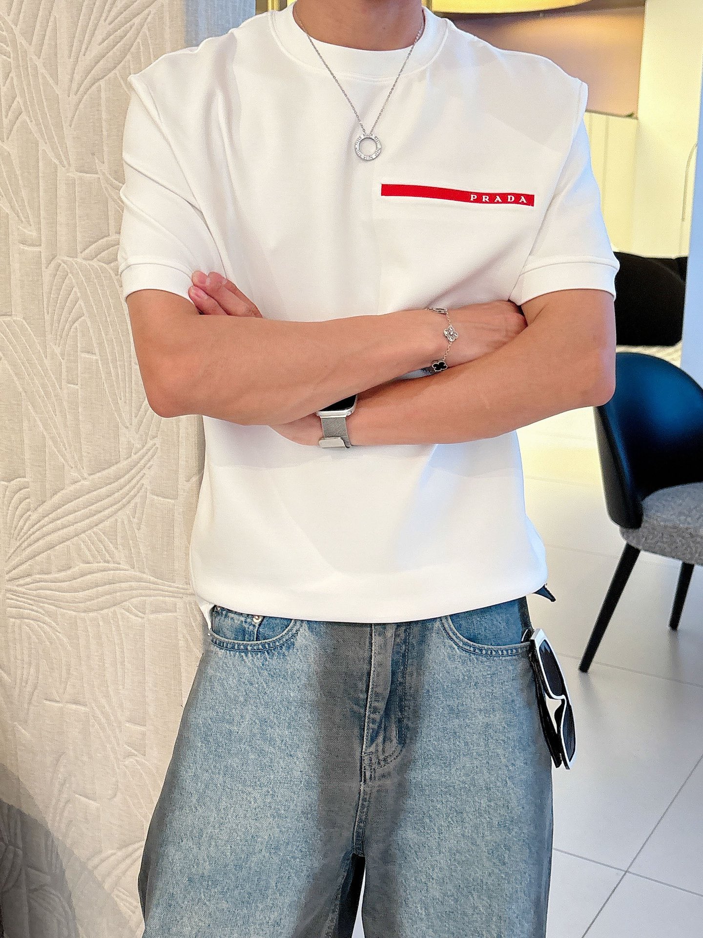 普拉达2025秋冬 圆领短袖T恤打底衫 元素性的Logo胶条凸显休闲时尚魅力,依然独领时尚风骚.内搭好伴