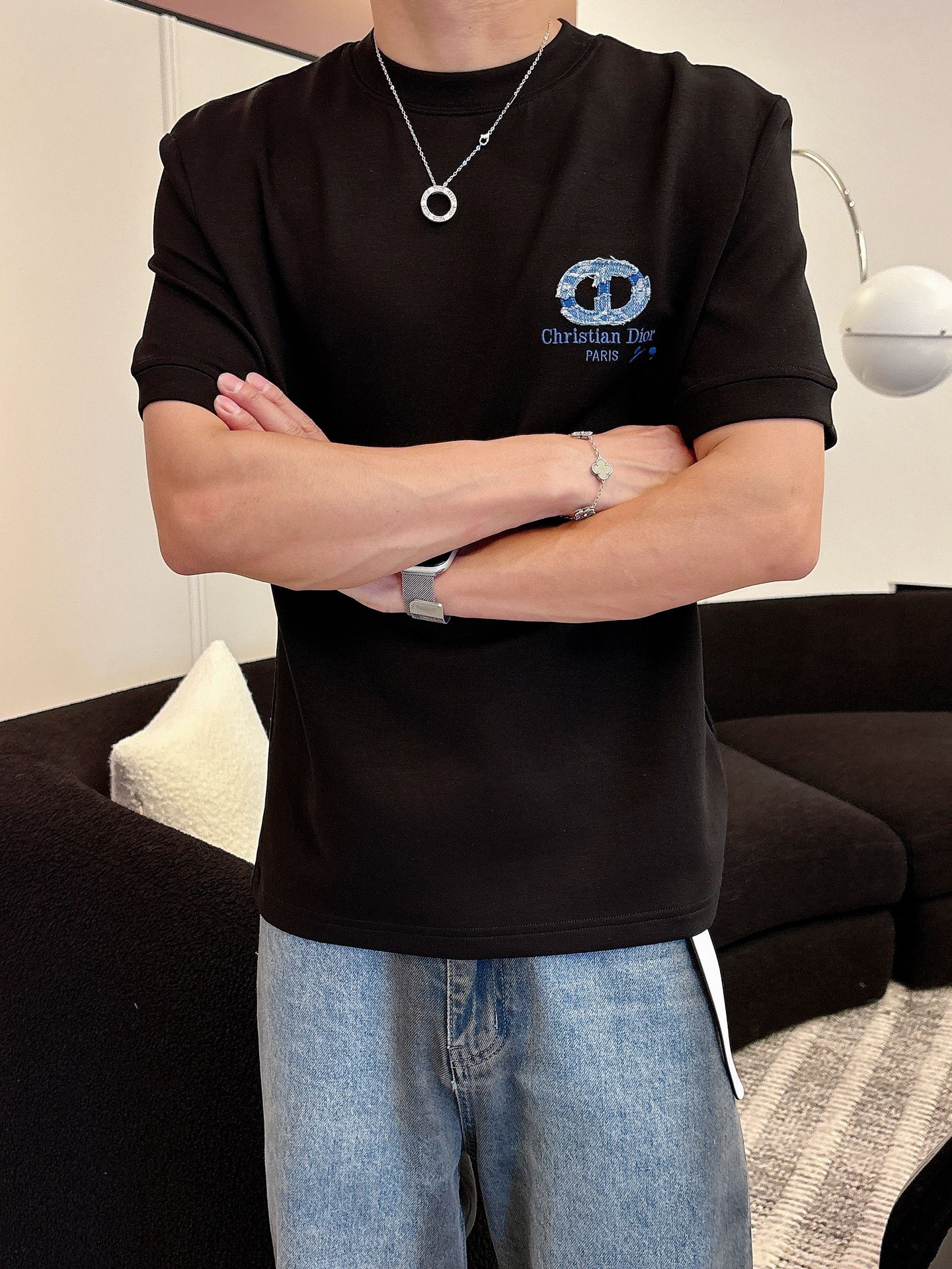 Dior2025秋冬 圆领刺绣短袖T恤打底衫 元素性的Logo徽章凸显休闲时尚魅力,依然独领时尚风骚.内