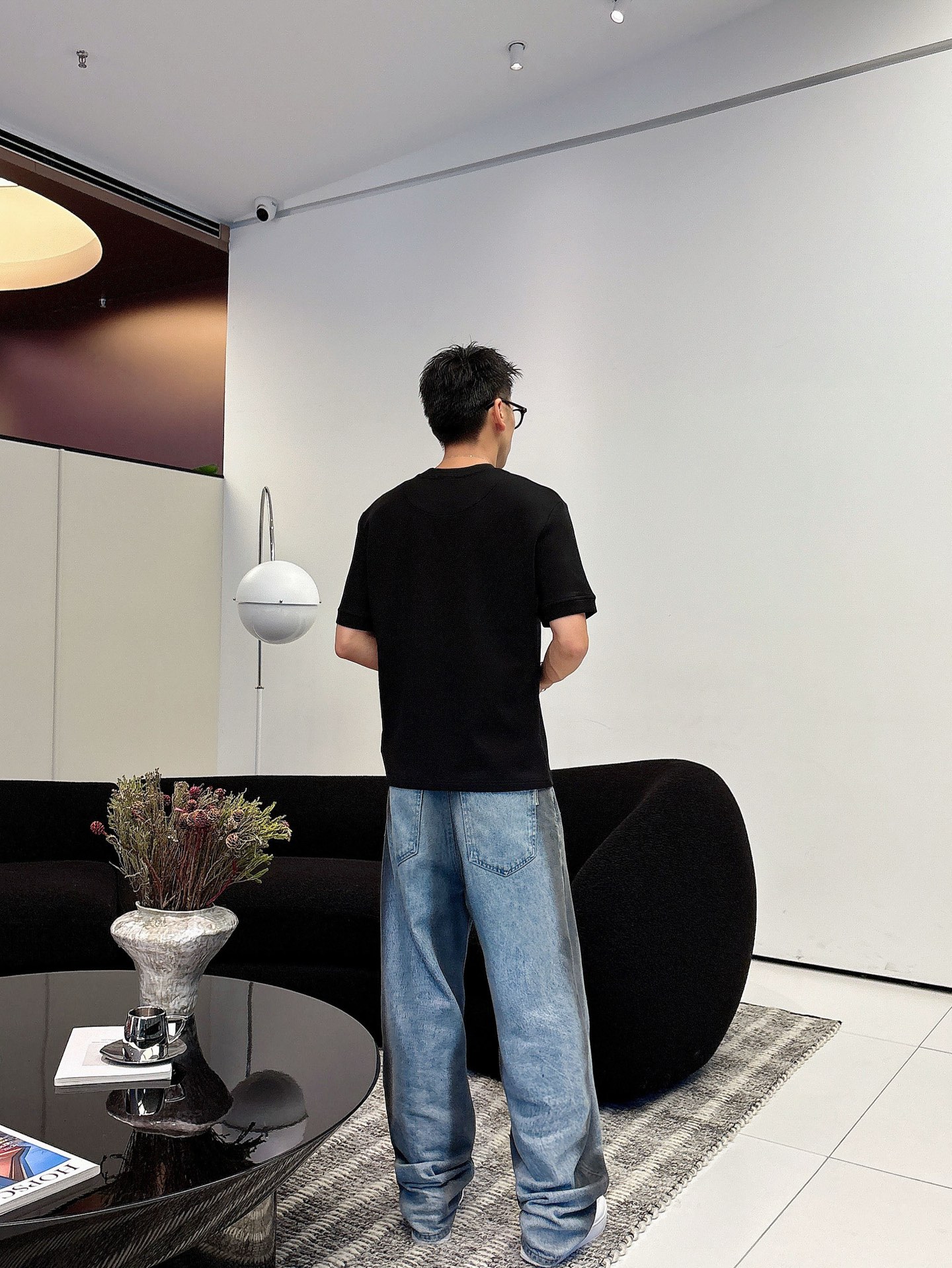 Dior2025秋冬 圆领刺绣短袖T恤打底衫 元素性的Logo徽章凸显休闲时尚魅力,依然独领时尚风骚.内