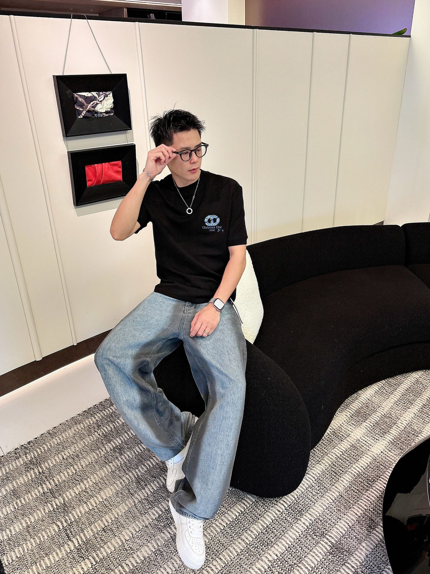 Dior2025秋冬 圆领刺绣短袖T恤打底衫 元素性的Logo徽章凸显休闲时尚魅力,依然独领时尚风骚.内