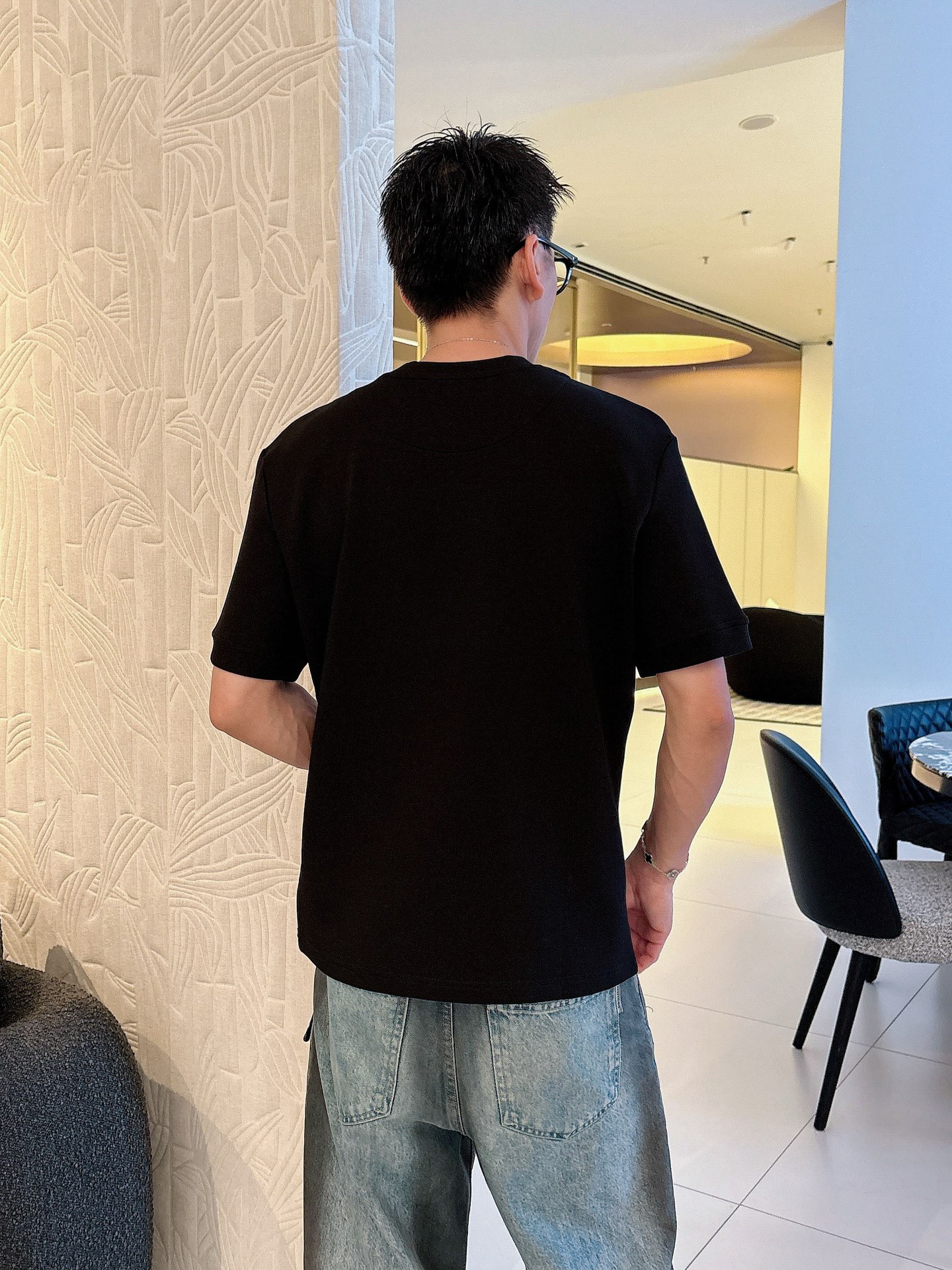 Dior2025秋冬 圆领刺绣短袖T恤打底衫 元素性的Logo徽章凸显休闲时尚魅力,依然独领时尚风骚.内