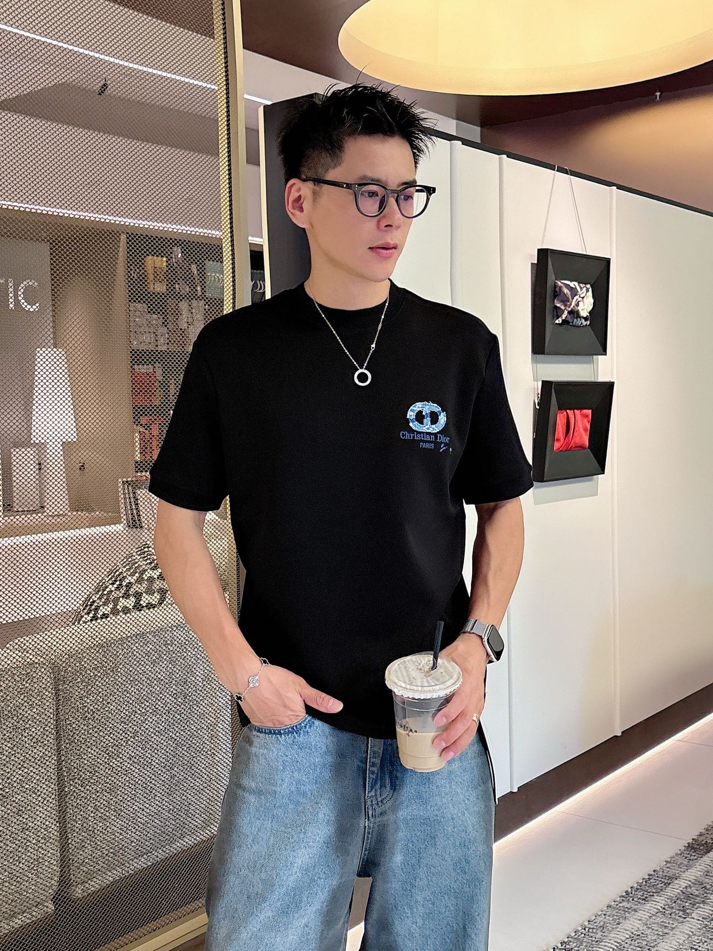 Dior2025秋冬 圆领刺绣短袖T恤打底衫 元素性的Logo徽章凸显休闲时尚魅力,依然独领时尚风骚.内