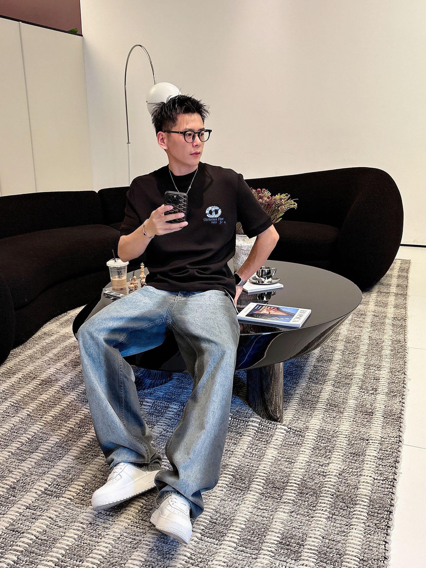 Dior2025秋冬 圆领刺绣短袖T恤打底衫 元素性的Logo徽章凸显休闲时尚魅力,依然独领时尚风骚.内