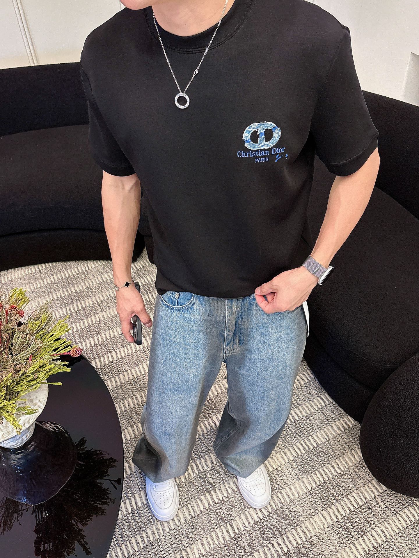 Dior2025秋冬 圆领刺绣短袖T恤打底衫 元素性的Logo徽章凸显休闲时尚魅力,依然独领时尚风骚.内