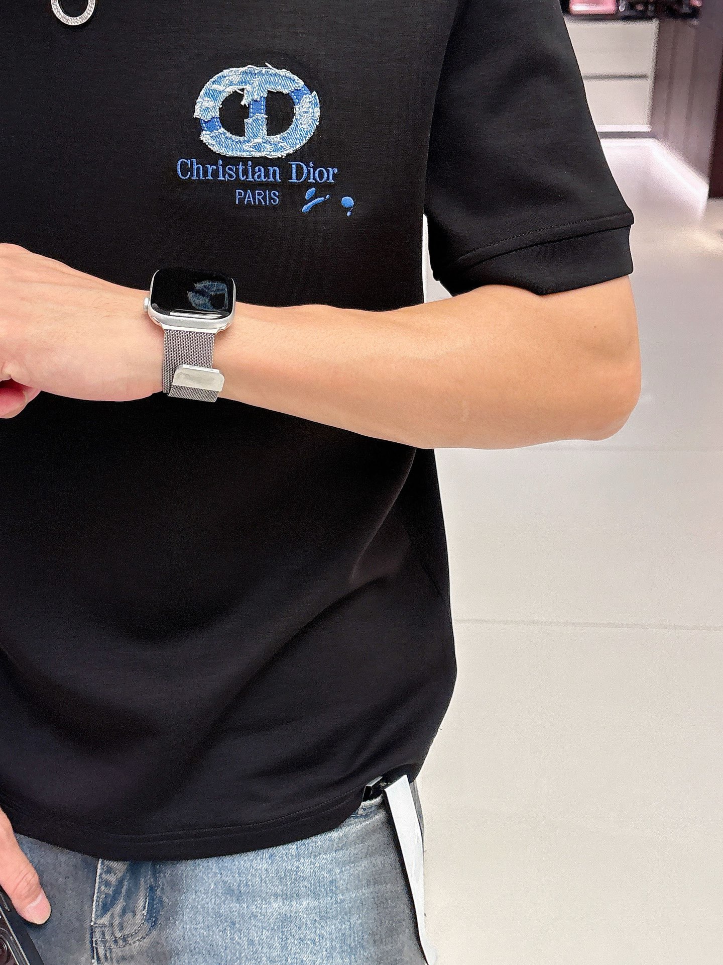 Dior2025秋冬 圆领刺绣短袖T恤打底衫 元素性的Logo徽章凸显休闲时尚魅力,依然独领时尚风骚.内