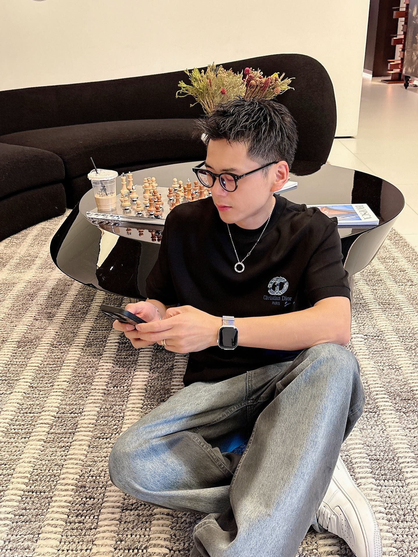 Dior2025秋冬 圆领刺绣短袖T恤打底衫 元素性的Logo徽章凸显休闲时尚魅力,依然独领时尚风骚.内