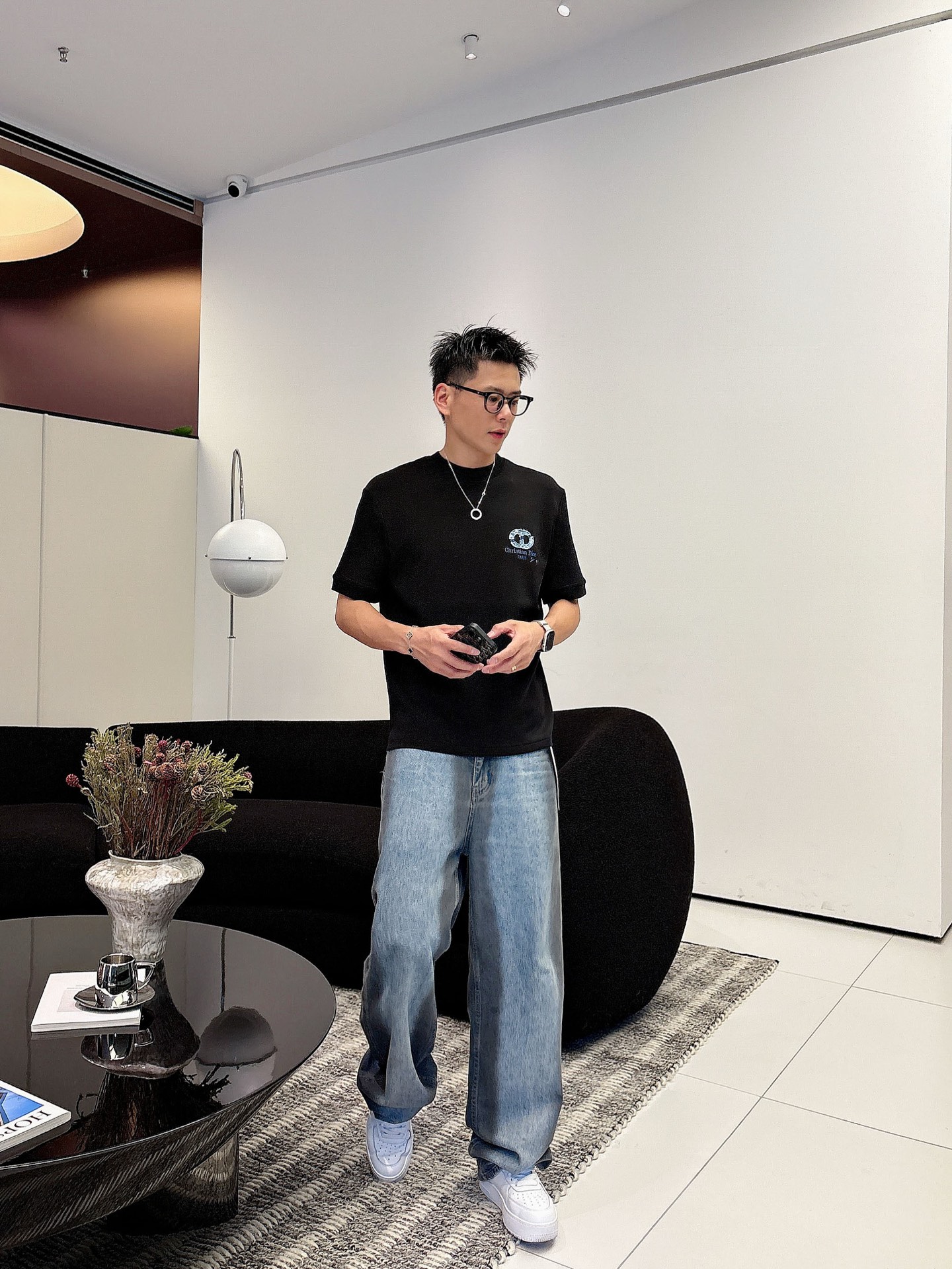 Dior2025秋冬 圆领刺绣短袖T恤打底衫 元素性的Logo徽章凸显休闲时尚魅力,依然独领时尚风骚.内