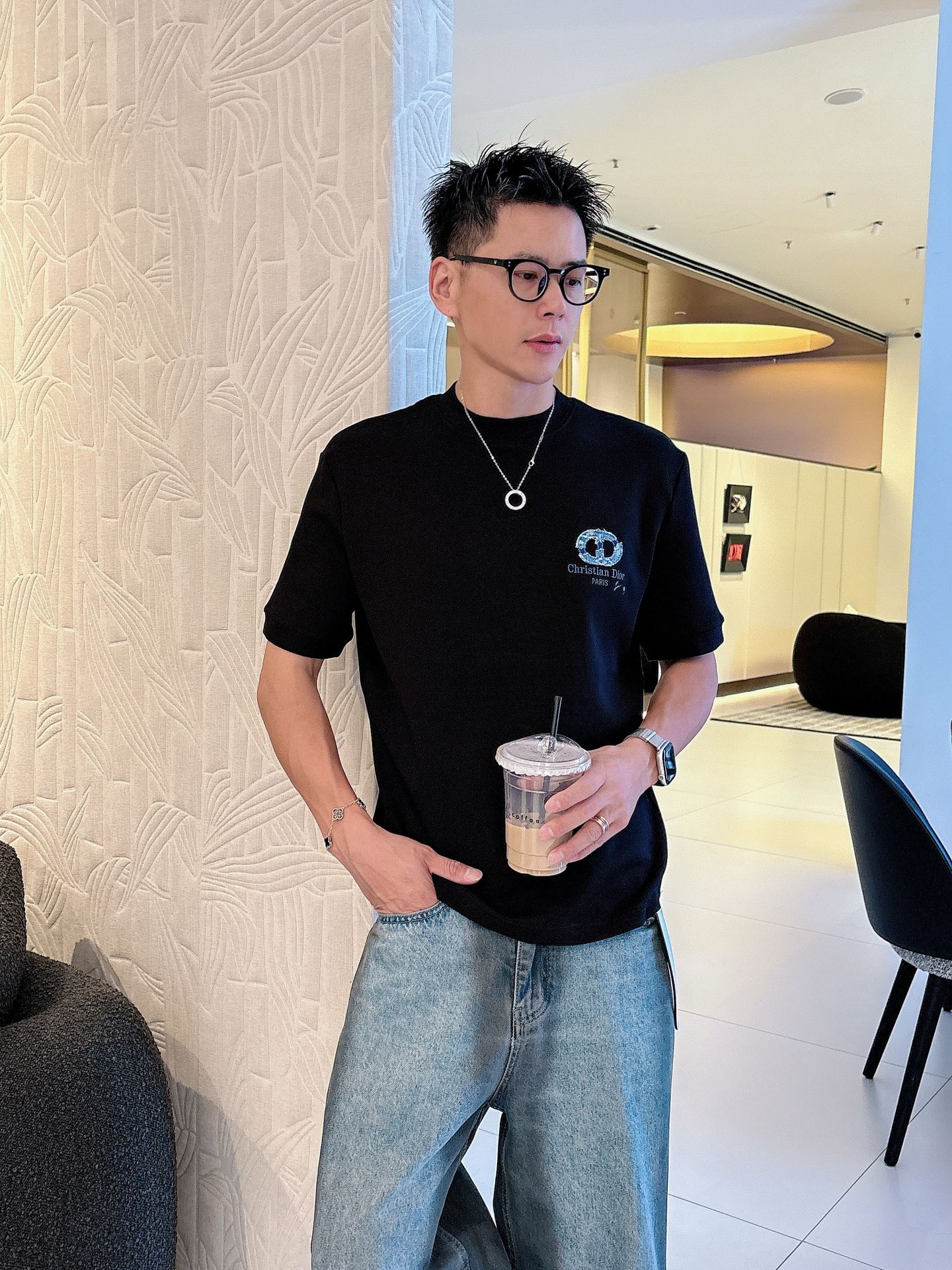 Dior2025秋冬 圆领刺绣短袖T恤打底衫 元素性的Logo徽章凸显休闲时尚魅力,依然独领时尚风骚.内