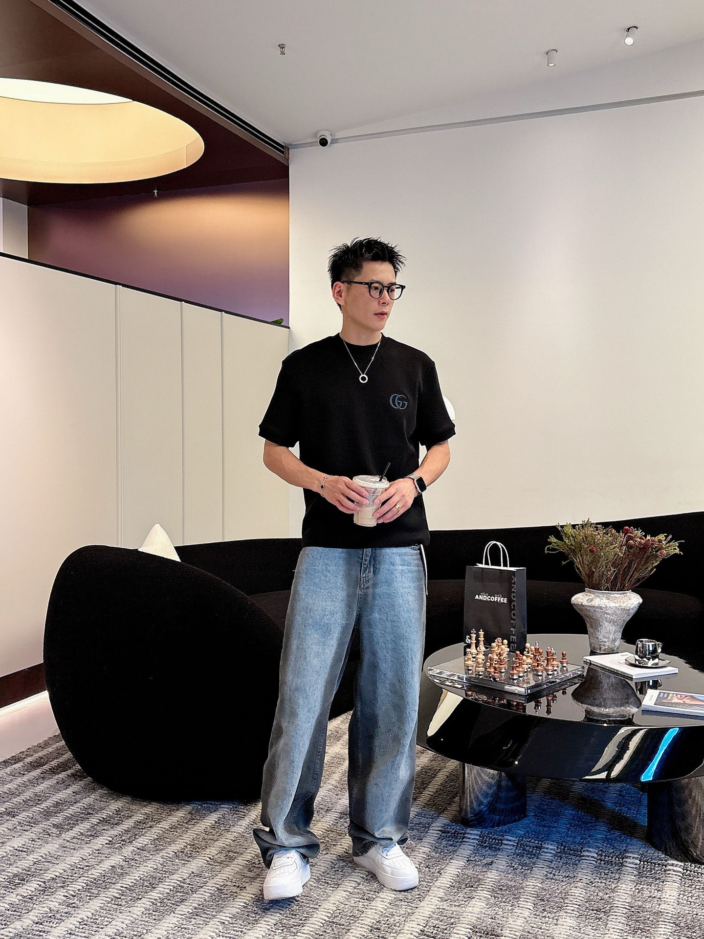 Gucci2025秋冬 圆领刺绣短袖T恤打底衫 元素性的Logo徽章凸显休闲时尚魅力,依然独领时尚风骚.