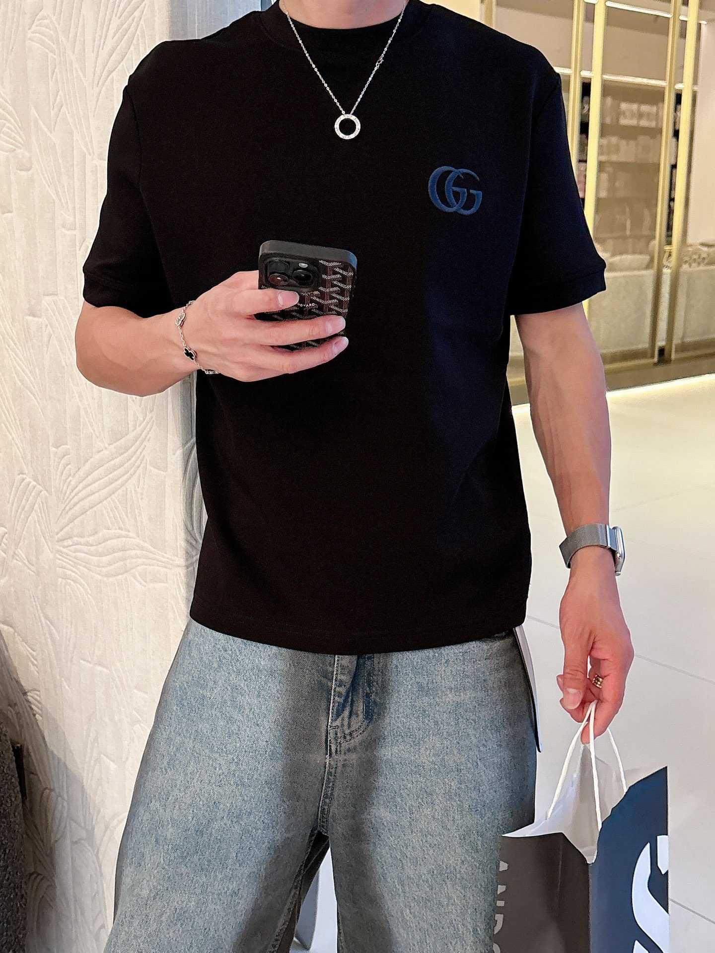 Gucci2025秋冬 圆领刺绣短袖T恤打底衫 元素性的Logo徽章凸显休闲时尚魅力,依然独领时尚风骚.