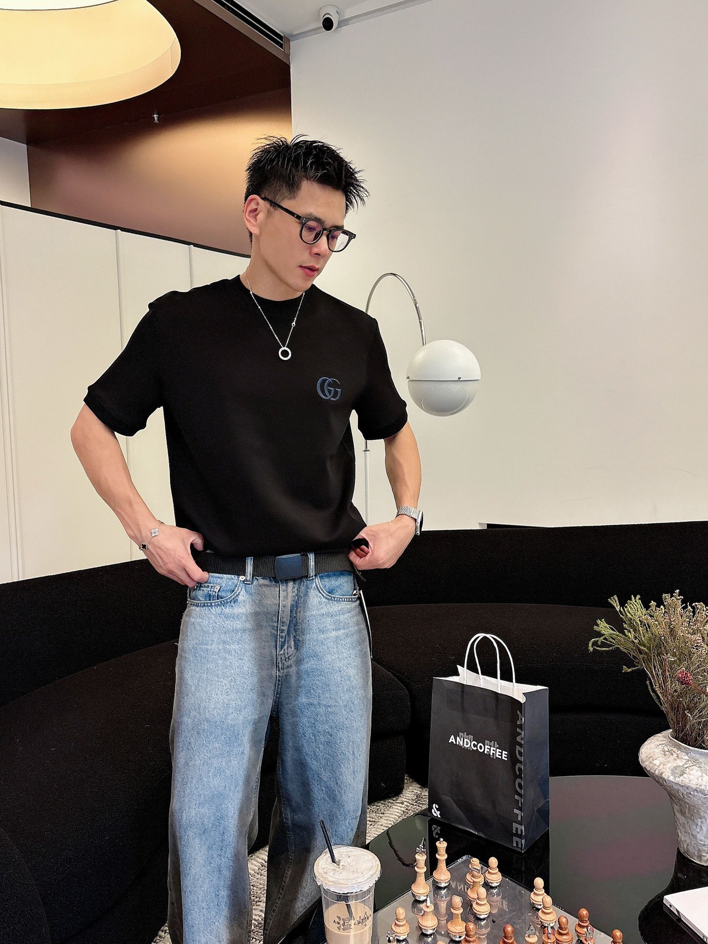 Gucci2025秋冬 圆领刺绣短袖T恤打底衫 元素性的Logo徽章凸显休闲时尚魅力,依然独领时尚风骚.