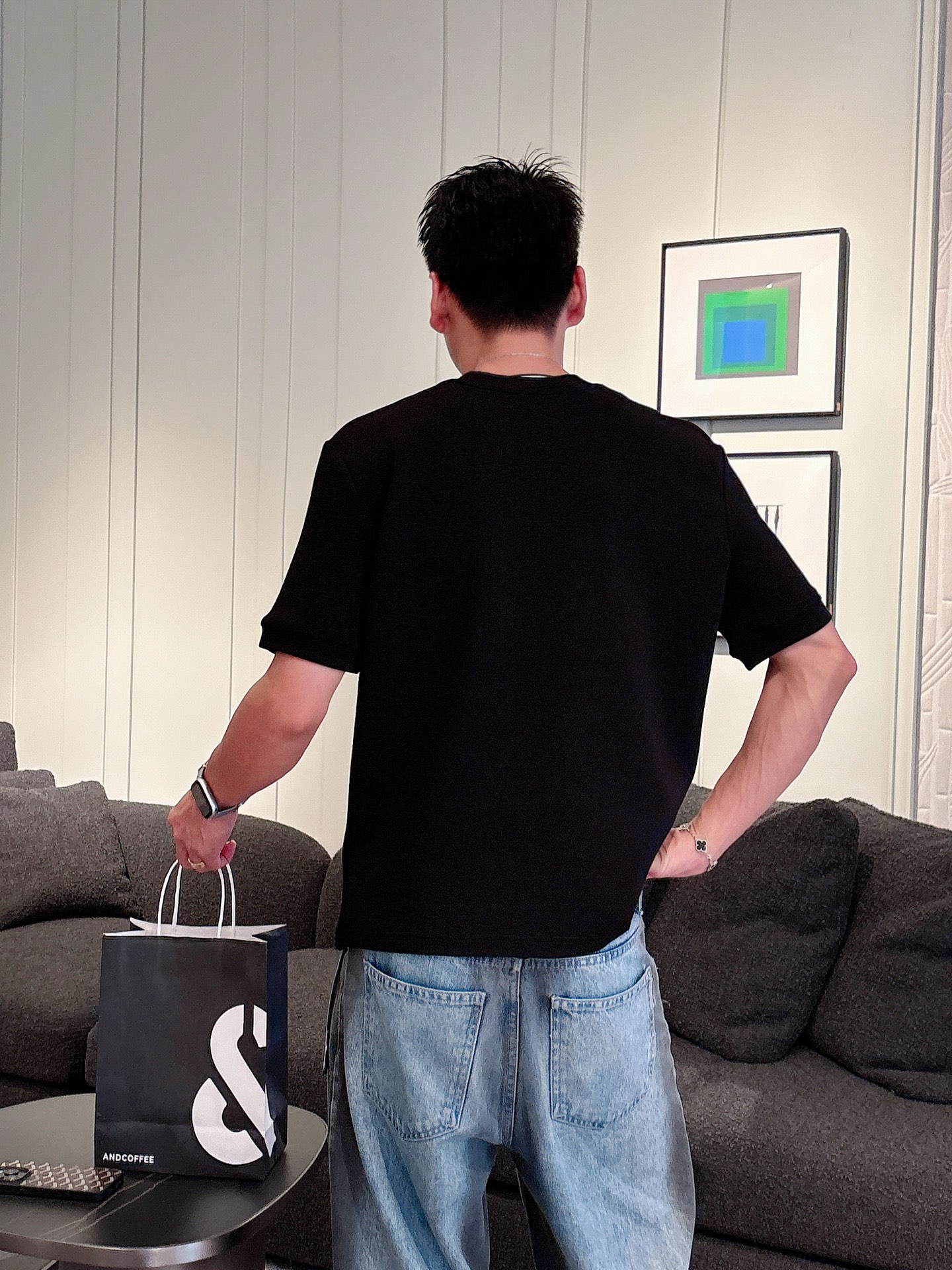 Gucci2025秋冬 圆领刺绣短袖T恤打底衫 元素性的Logo徽章凸显休闲时尚魅力,依然独领时尚风骚.