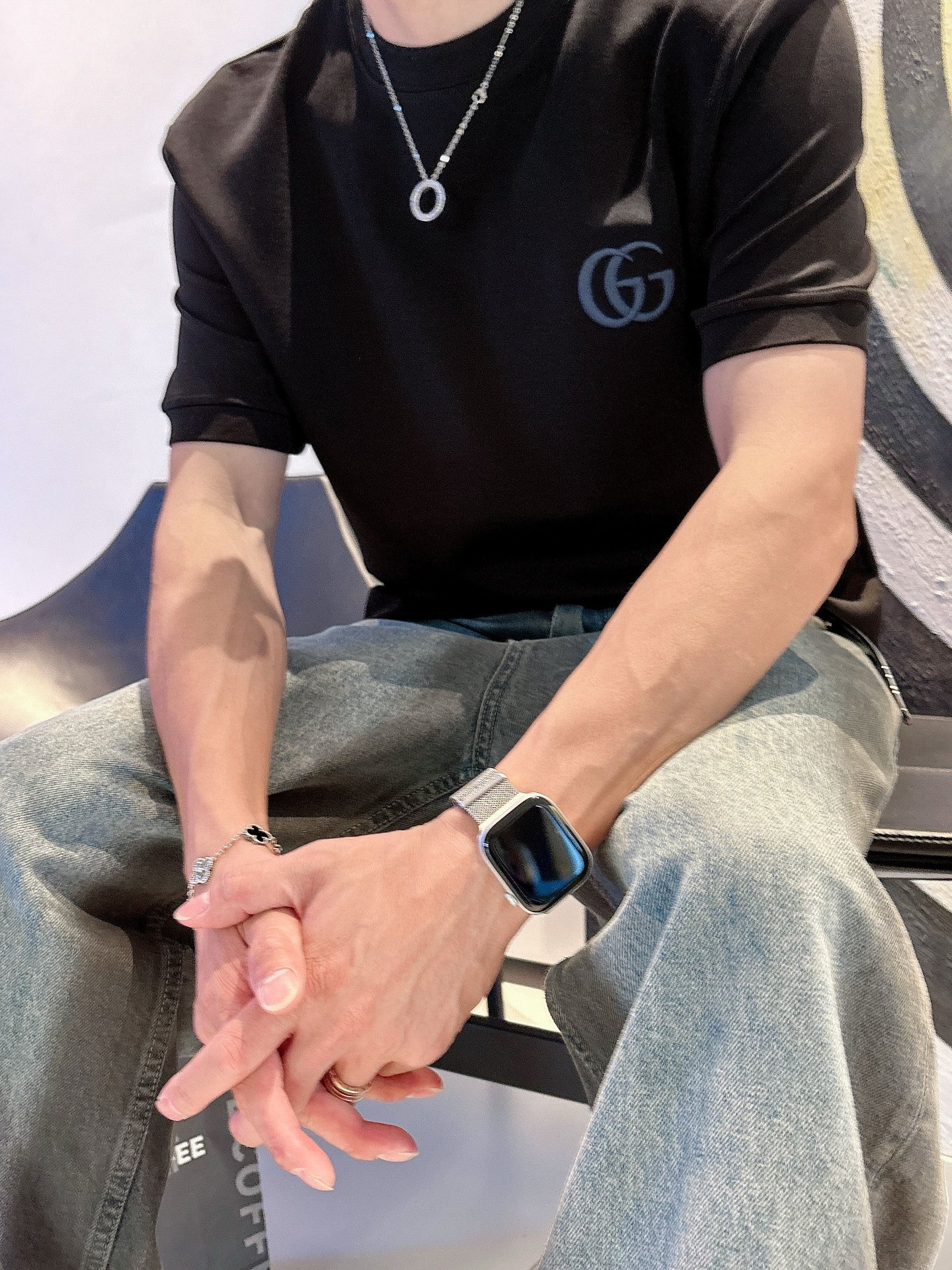 Gucci2025秋冬 圆领刺绣短袖T恤打底衫 元素性的Logo徽章凸显休闲时尚魅力,依然独领时尚风骚.