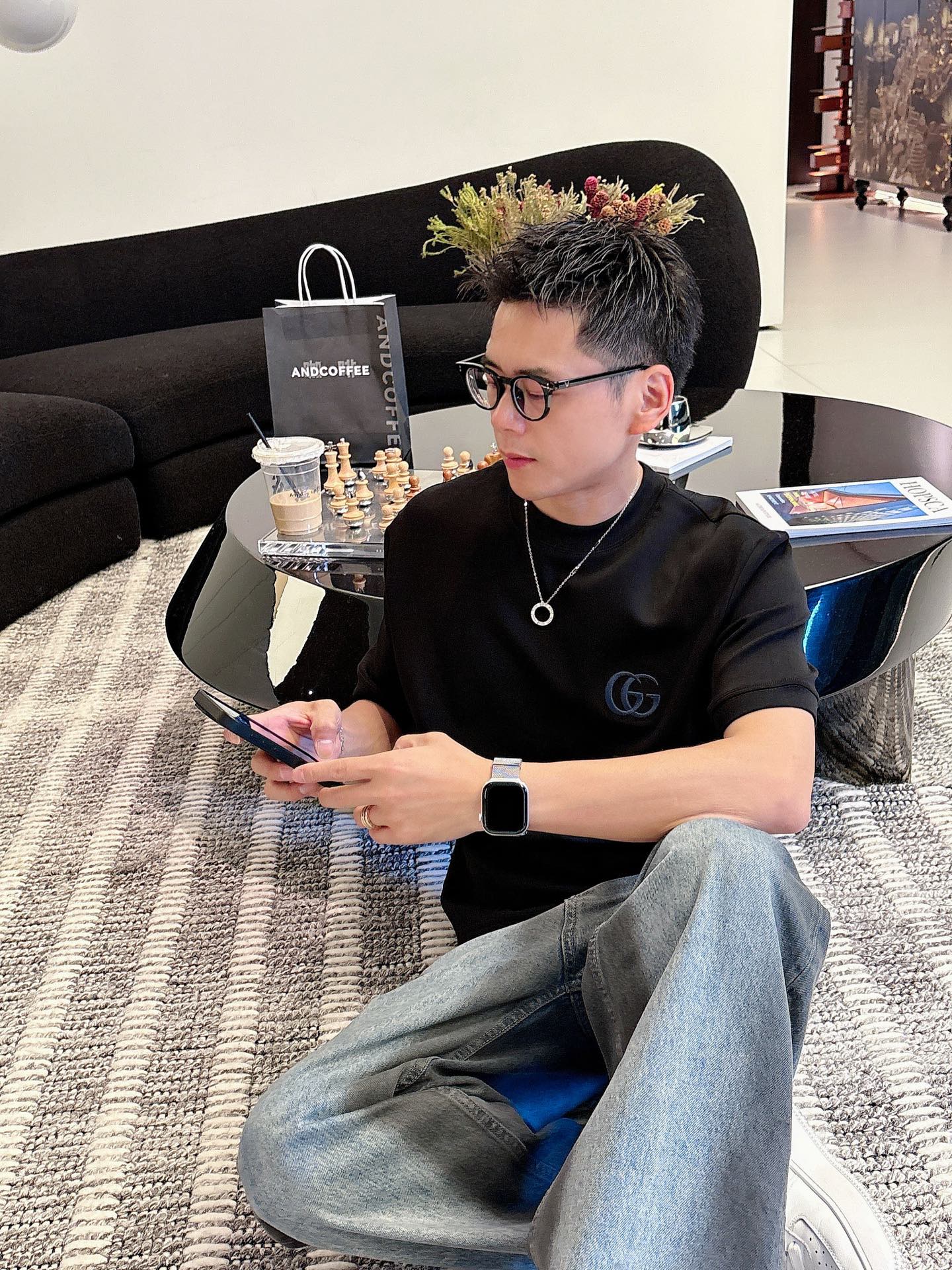 Gucci2025秋冬 圆领刺绣短袖T恤打底衫 元素性的Logo徽章凸显休闲时尚魅力,依然独领时尚风骚.