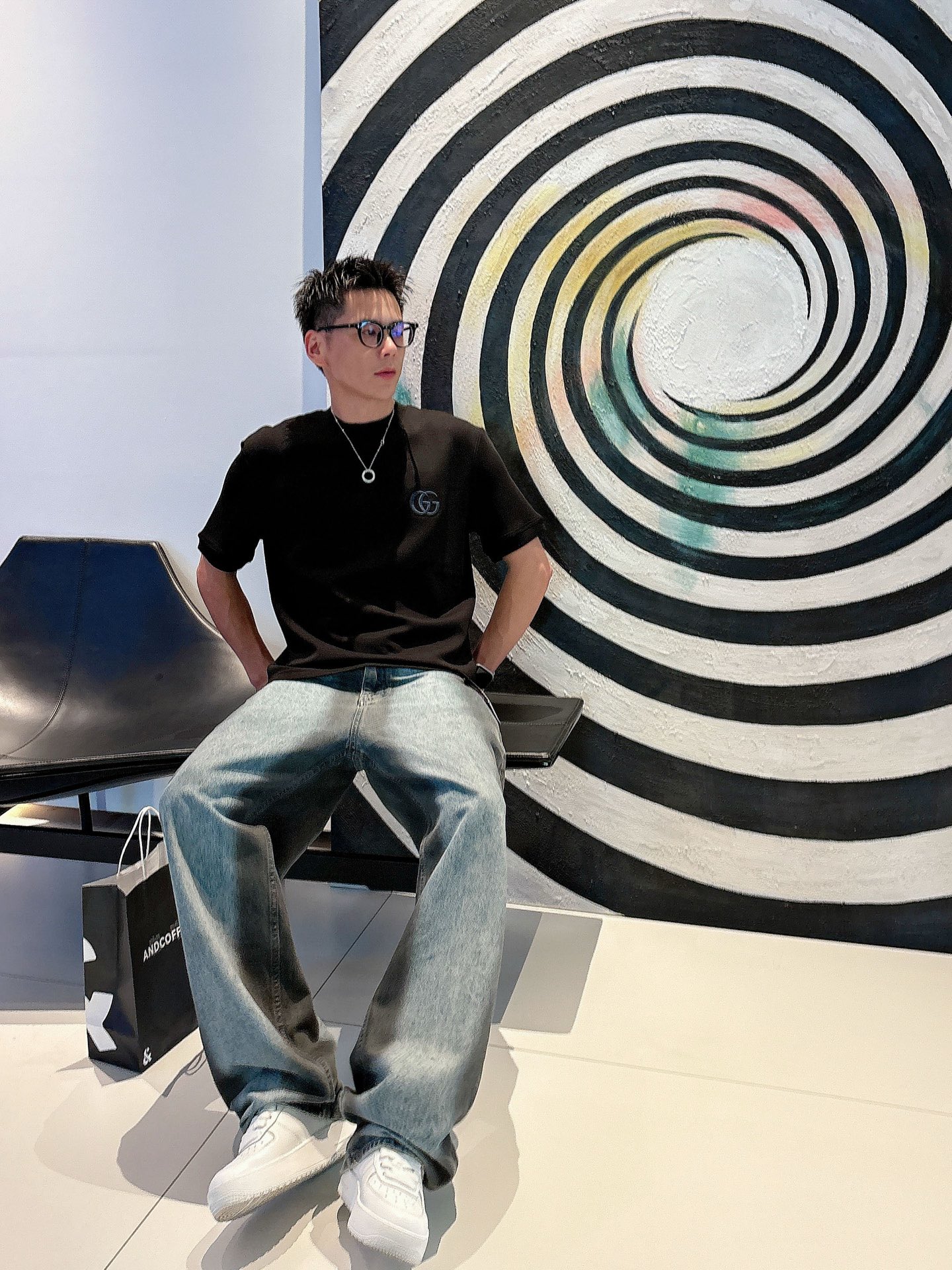 Gucci2025秋冬 圆领刺绣短袖T恤打底衫 元素性的Logo徽章凸显休闲时尚魅力,依然独领时尚风骚.