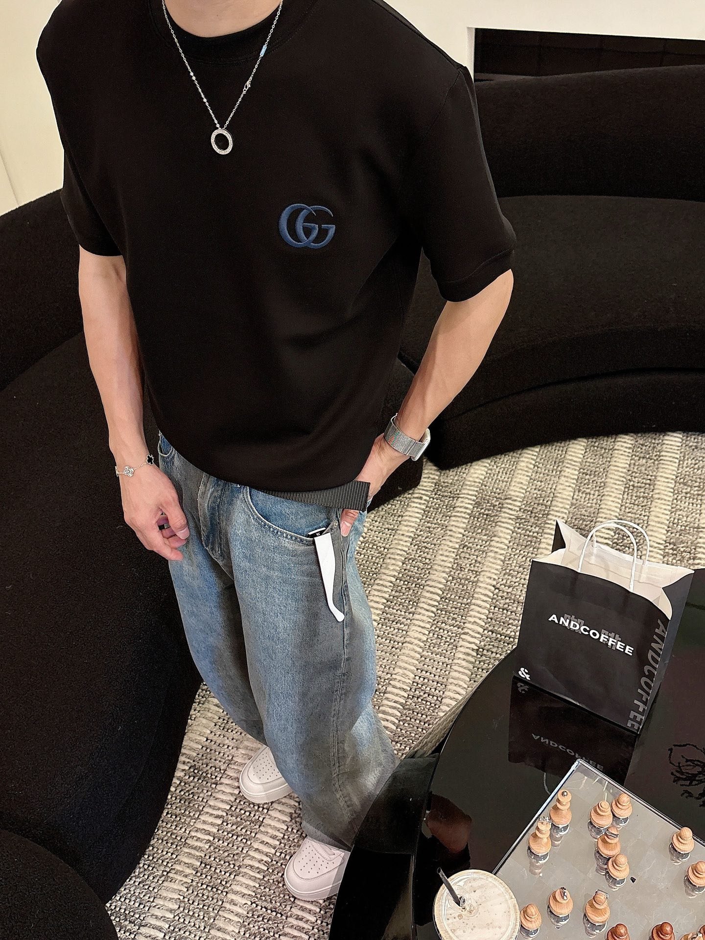 Gucci2025秋冬 圆领刺绣短袖T恤打底衫 元素性的Logo徽章凸显休闲时尚魅力,依然独领时尚风骚.